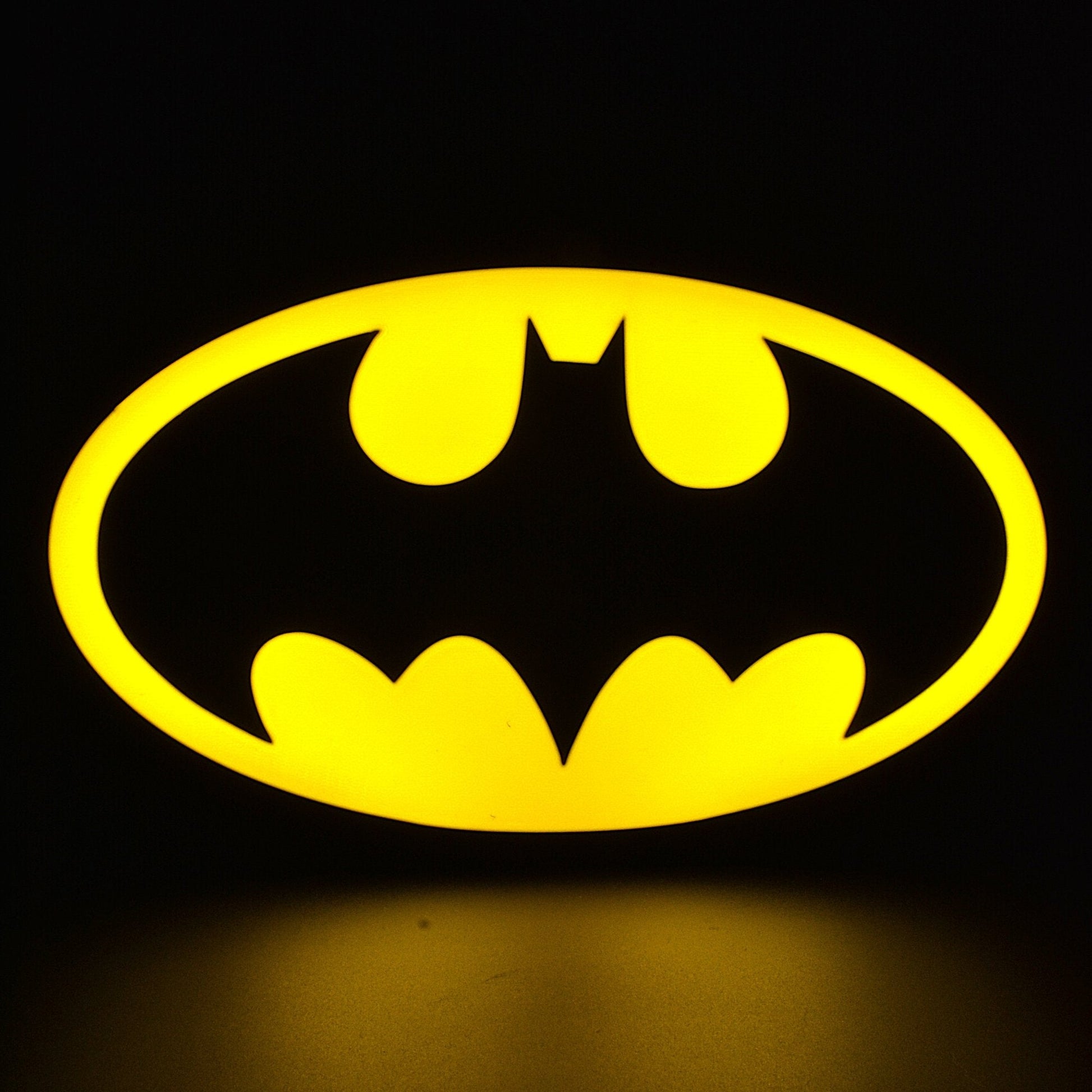 Lampe LED logo Batman. Décoration lumineuse pour la maison, chambre, salle de jeux, bureau, setup gaming. Couleur jaune. Connection Usb C. - Lampe LED Batman Classique - Chroma Craft - Lampe LED