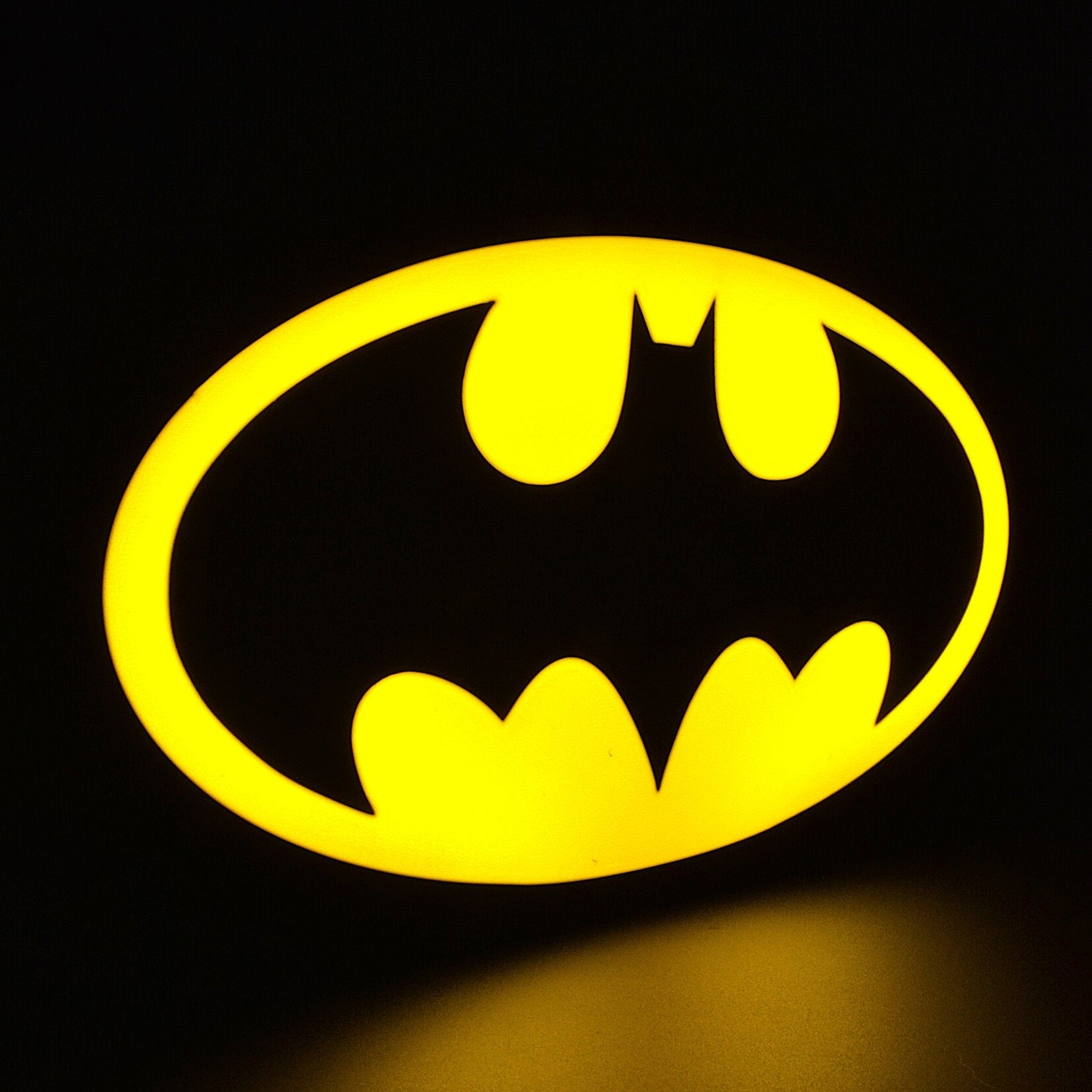 Lampe LED logo Batman. Décoration lumineuse pour la maison, chambre, salle de jeux, bureau, setup gaming. Couleur jaune. Connection Usb C. - Lampe LED Batman Classique - Chroma Craft - Lampe LED