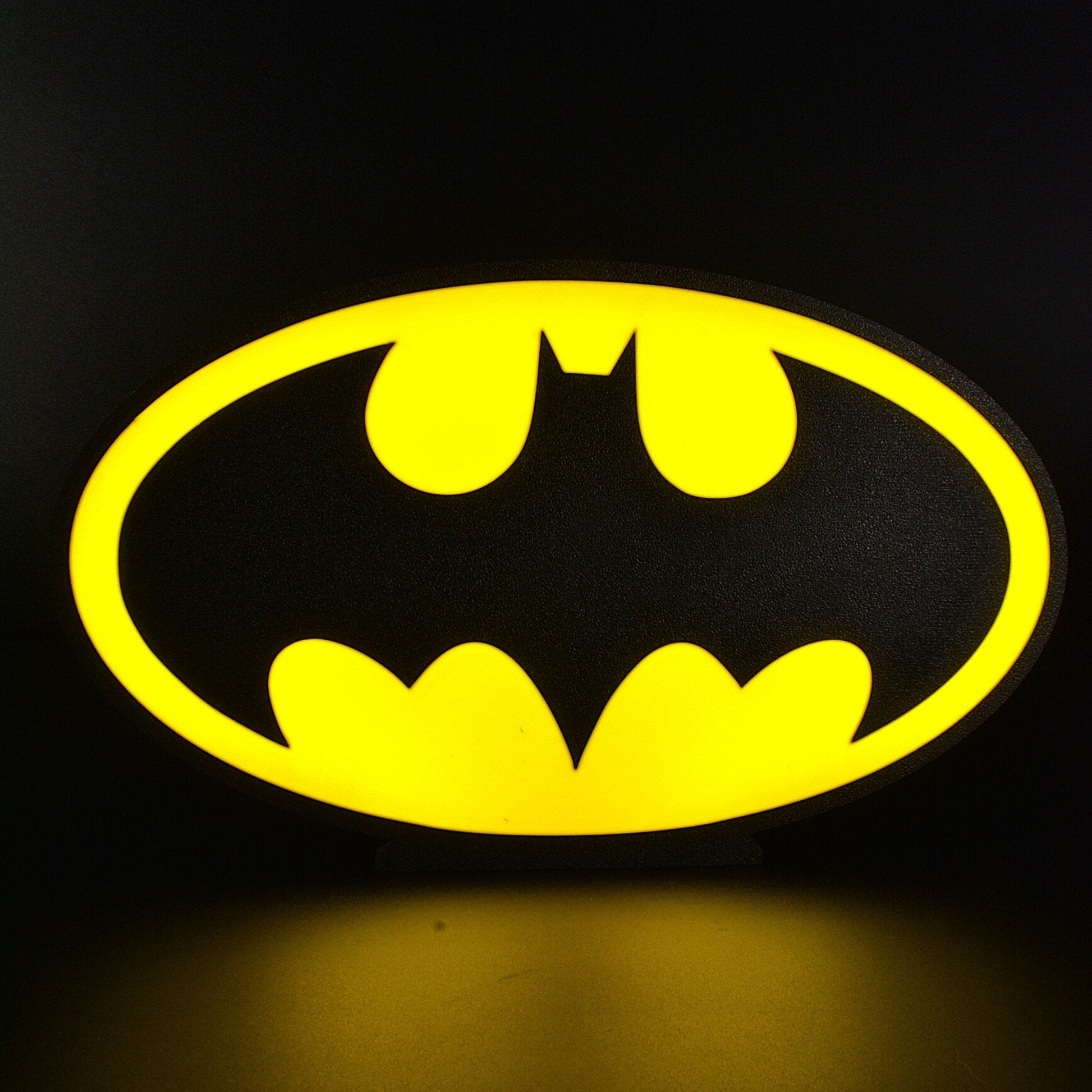 Lampe LED logo Batman. Décoration lumineuse pour la maison, chambre, salle de jeux, bureau, setup gaming. Couleur jaune. Connection Usb C. - Lampe LED Batman Classique - Chroma Craft - Lampe LED