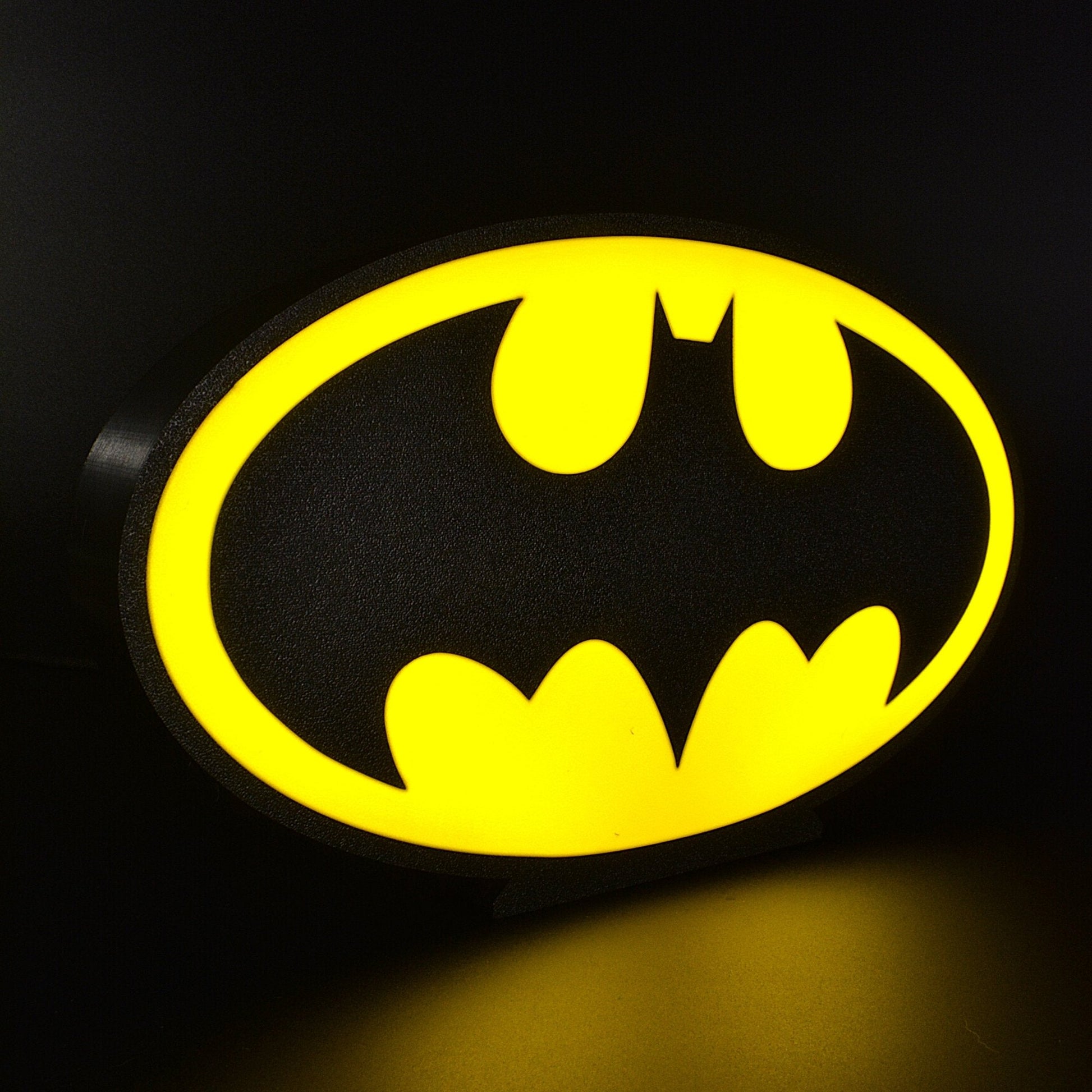 Lampe LED logo Batman. Décoration lumineuse pour la maison, chambre, salle de jeux, bureau, setup gaming. Couleur jaune. Connection Usb C. - Lampe LED Batman Classique - Chroma Craft - Lampe LED