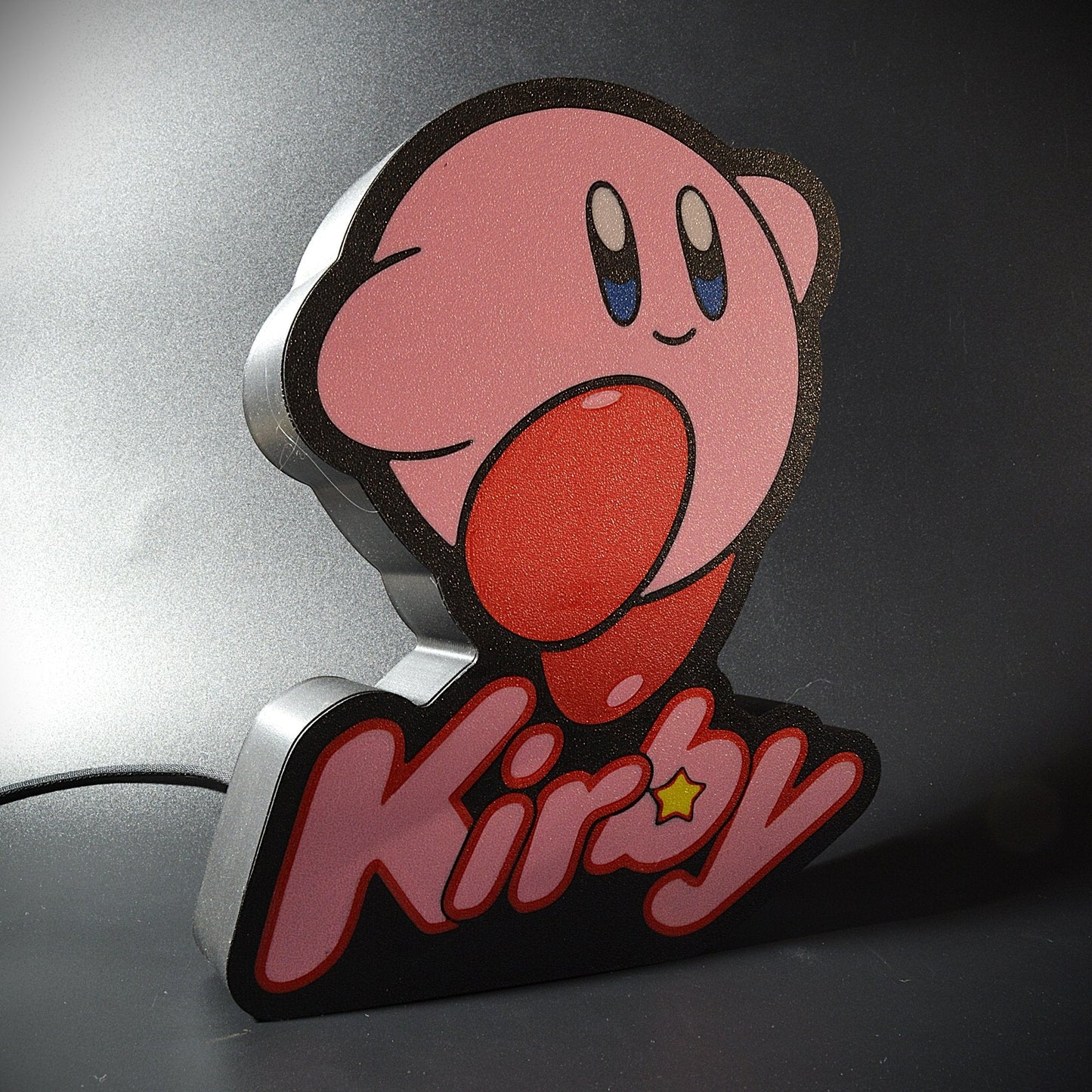 Lampe LED Kirby (Nintendo). Décoration lumineuse pour la maison, chambre, salle de jeux, bureau, setup gaming, chambre d'enfant. Couleurs rouge, rose, bleu, jaune, blanc . Connection Usb C. - Lampe LED Kirby - Chroma Craft - Lampe LED