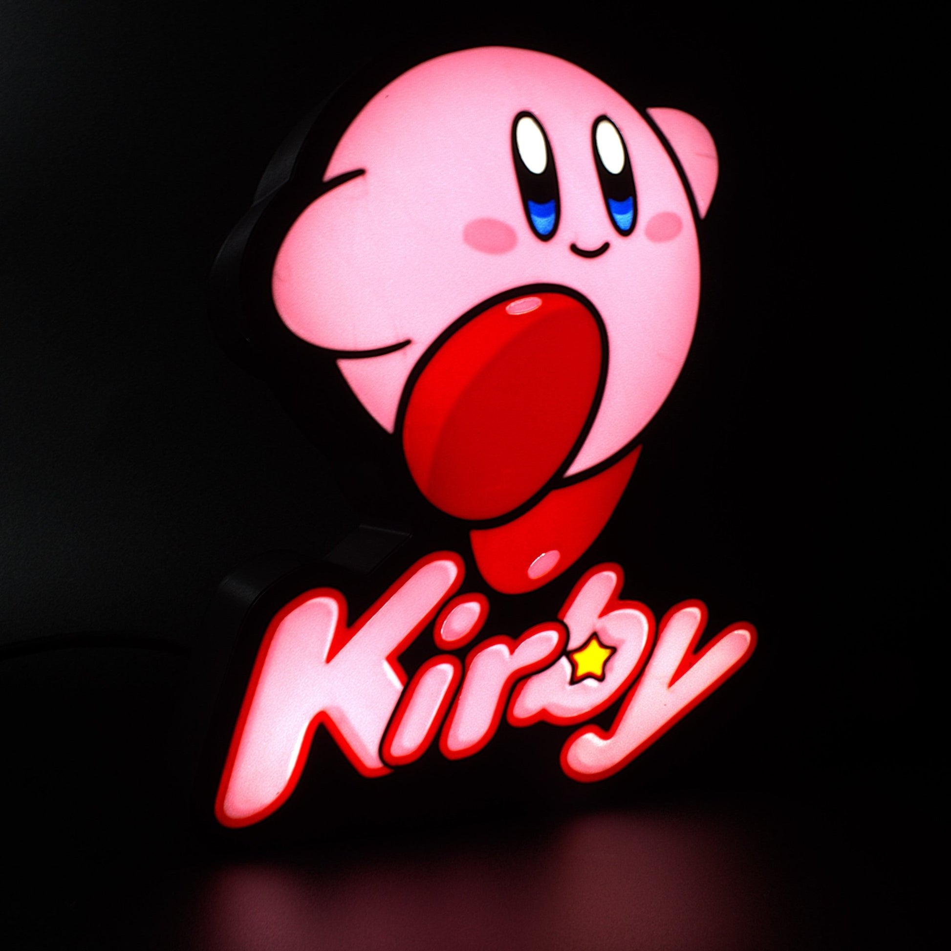 Lampe LED Kirby (Nintendo). Décoration lumineuse pour la maison, chambre, salle de jeux, bureau, setup gaming, chambre d'enfant. Couleurs rouge, rose, bleu, jaune, blanc . Connection Usb C. - Lampe LED Kirby - Chroma Craft - Lampe LED