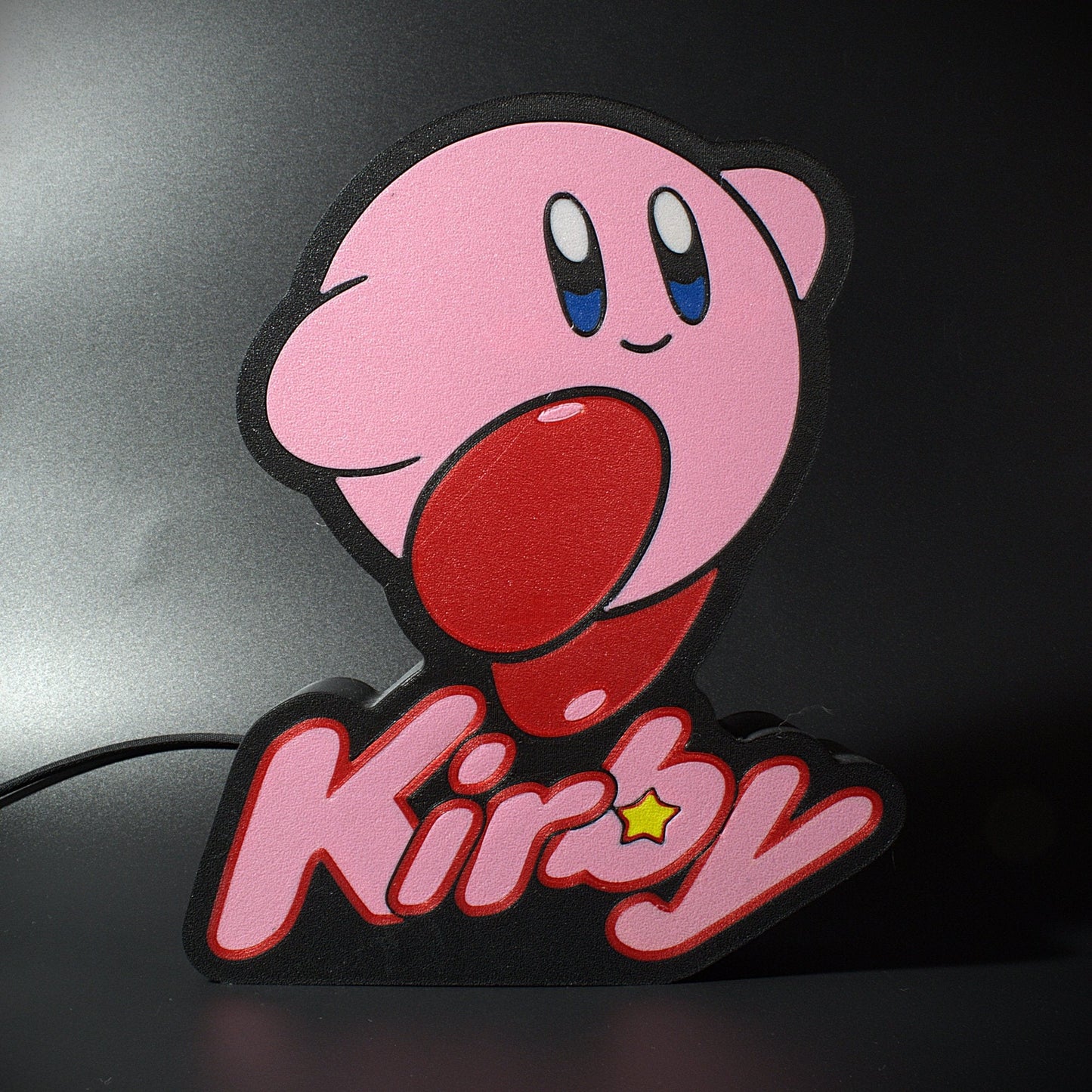 Lampe LED Kirby (Nintendo). Décoration lumineuse pour la maison, chambre, salle de jeux, bureau, setup gaming, chambre d'enfant. Couleurs rouge, rose, bleu, jaune, blanc . Connection Usb C. - Lampe LED Kirby - Chroma Craft - Lampe LED