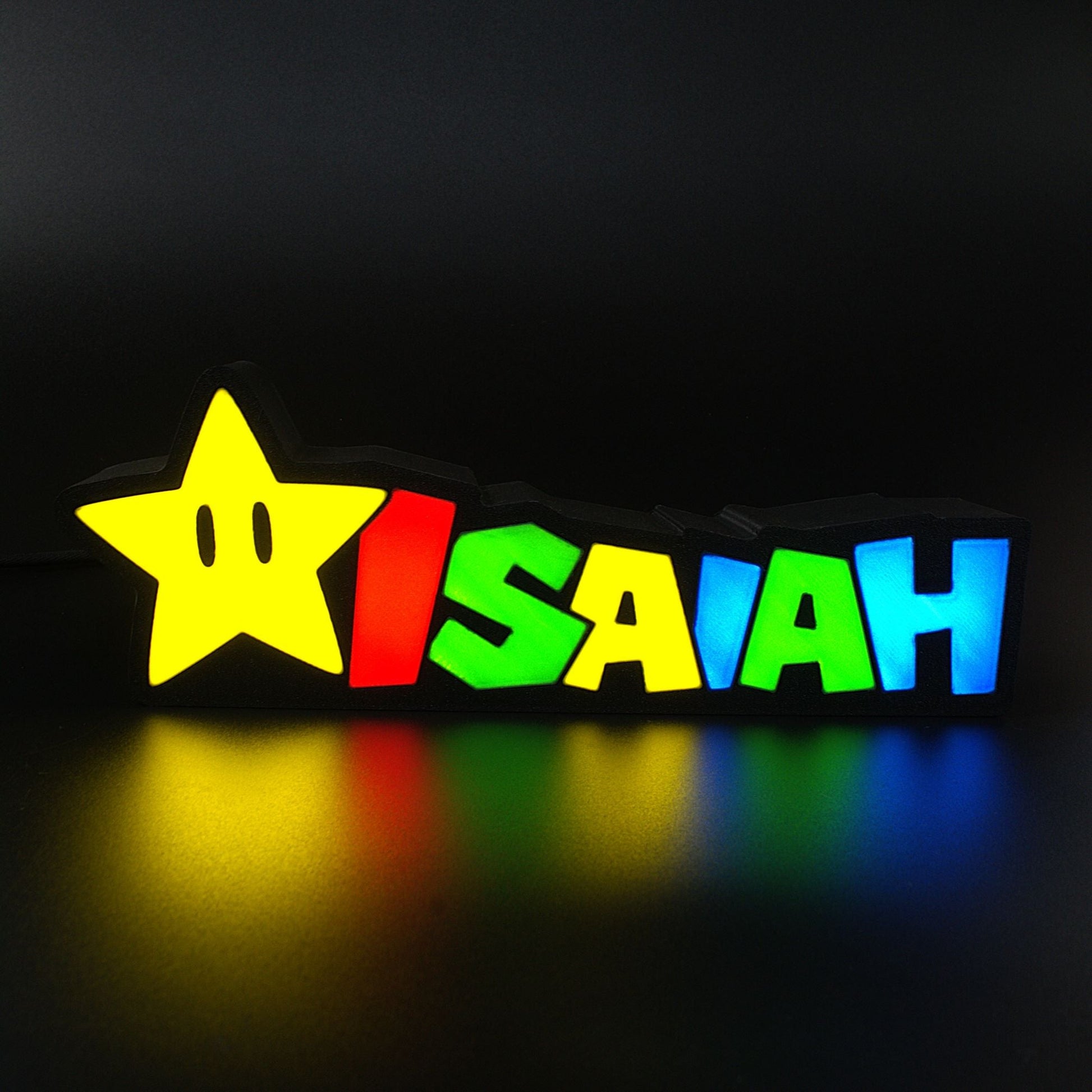 Lampe LED Personnalisée dans le style Super Mario avec le prénom Isaiah. Décoration lumineuse pour la maison, chambre, salle de jeux, bureau, setup gaming, chambre d'enfant. Couleurs jaune, rouge, vert, bleu. Connection Usb C. - Lampe LED Personnalisée Isaiah style Super Mario - Chroma Craft - Lampe LED