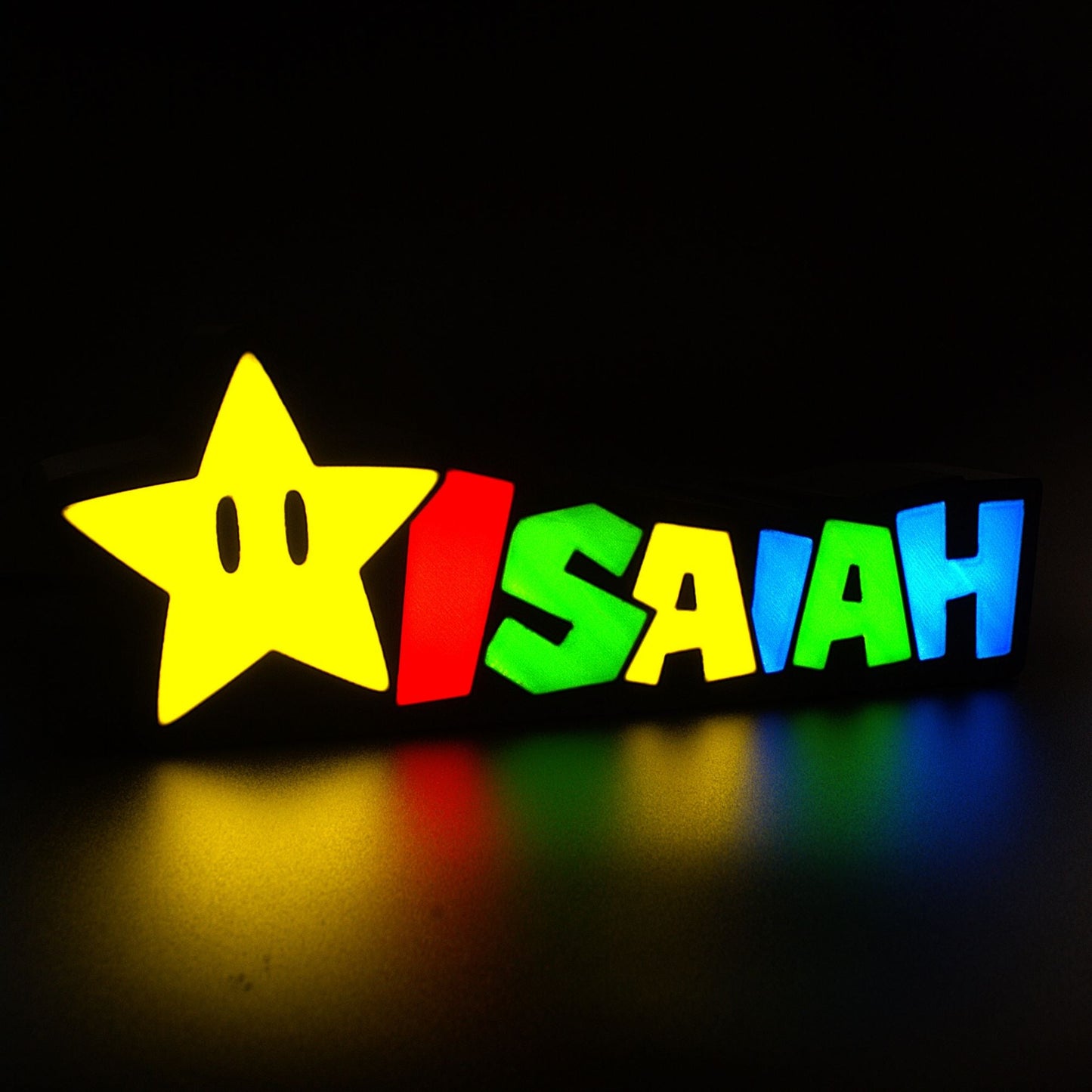 Lampe LED Personnalisée dans le style Super Mario avec le prénom Isaiah. Décoration lumineuse pour la maison, chambre, salle de jeux, bureau, setup gaming, chambre d'enfant. Couleurs jaune, rouge, vert, bleu. Connection Usb C. - Lampe LED Personnalisée Isaiah style Super Mario - Chroma Craft - Lampe LED