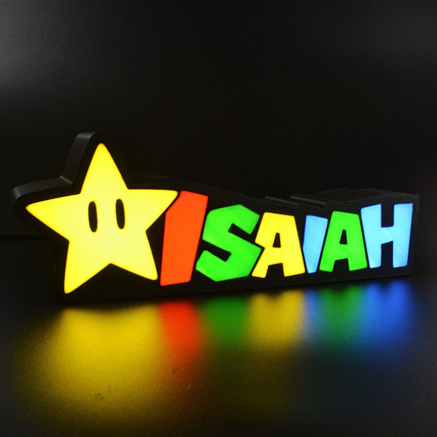 Lampe LED Personnalisée dans le style Super Mario avec le prénom Isaiah. Décoration lumineuse pour la maison, chambre, salle de jeux, bureau, setup gaming, chambre d'enfant. Couleurs jaune, rouge, vert, bleu. Connection Usb C. - Lampe LED Personnalisée Isaiah style Super Mario - Chroma Craft - Lampe LED