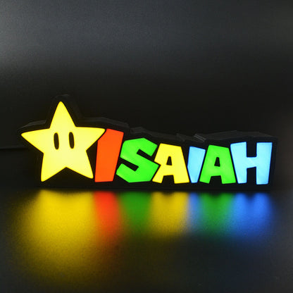 Lampe LED Personnalisée dans le style Super Mario avec le prénom Isaiah. Décoration lumineuse pour la maison, chambre, salle de jeux, bureau, setup gaming, chambre d'enfant. Couleurs jaune, rouge, vert, bleu. Connection Usb C. - Lampe LED Personnalisée Isaiah style Super Mario - Chroma Craft - Lampe LED