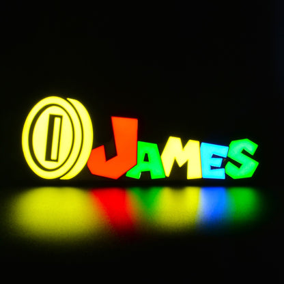 Lampe LED Personnalisée dans le style Super Mario avec le prénom James. Décoration lumineuse pour la maison, chambre, salle de jeux, bureau, setup gaming, chambre d'enfant. Couleurs jaune, rouge, vert, bleu. Connection Usb C. - Lampe LED Personnalisée James style Super Mario - Chroma Craft - Lampe LED