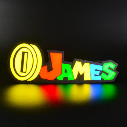 Lampe LED Personnalisée dans le style Super Mario avec le prénom James. Décoration lumineuse pour la maison, chambre, salle de jeux, bureau, setup gaming, chambre d'enfant. Couleurs jaune, rouge, vert, bleu. Connection Usb C. - Lampe LED Personnalisée James style Super Mario - Chroma Craft - Lampe LED