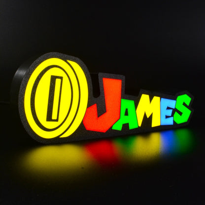 Lampe LED Personnalisée dans le style Super Mario avec le prénom James. Décoration lumineuse pour la maison, chambre, salle de jeux, bureau, setup gaming, chambre d'enfant. Couleurs jaune, rouge, vert, bleu. Connection Usb C. - Lampe LED Personnalisée James style Super Mario - Chroma Craft - Lampe LED