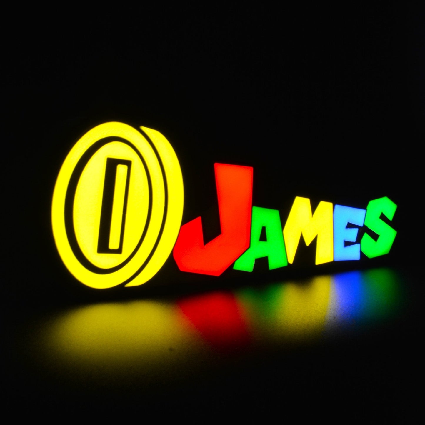 Lampe LED Personnalisée dans le style Super Mario avec le prénom James. Décoration lumineuse pour la maison, chambre, salle de jeux, bureau, setup gaming, chambre d'enfant. Couleurs jaune, rouge, vert, bleu. Connection Usb C. - Lampe LED Personnalisée James style Super Mario - Chroma Craft - Lampe LED