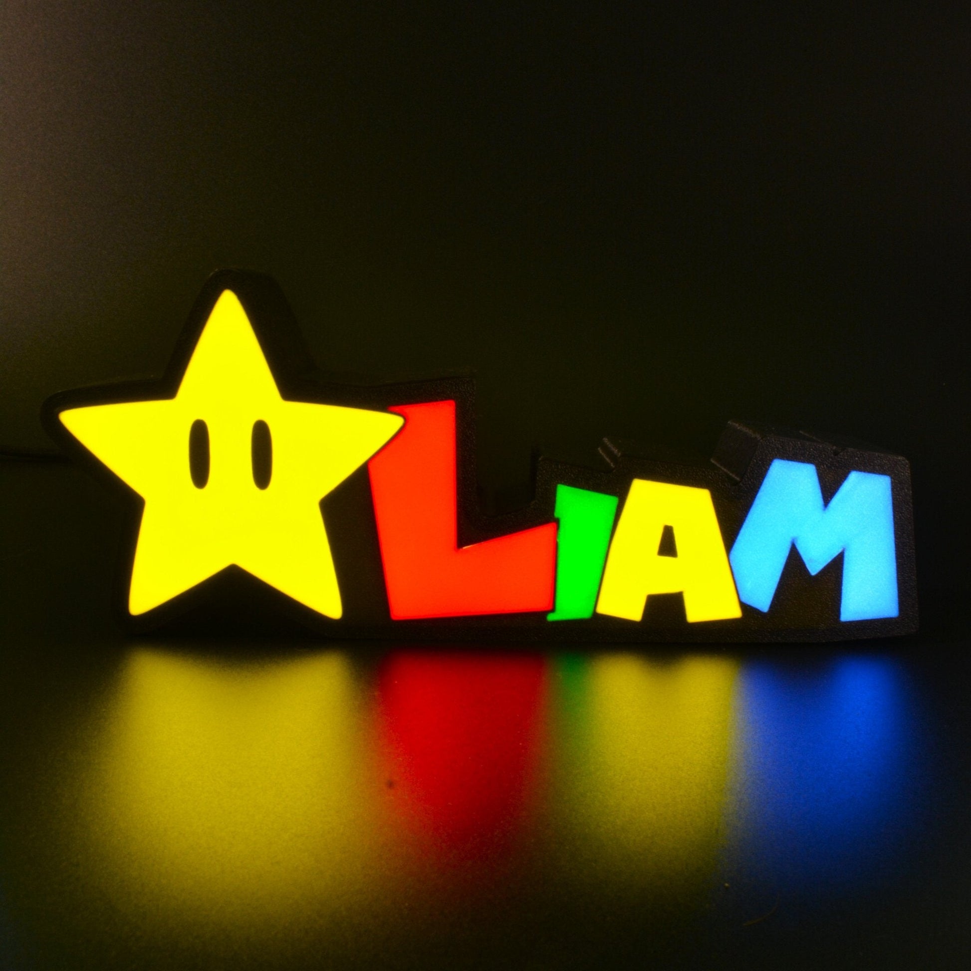 Lampe LED Personnalisée dans le style Super Mario avec le prénom Liam. Décoration lumineuse pour la maison, chambre, salle de jeux, bureau, setup gaming, chambre d'enfant. Couleurs jaune, rouge, vert, bleu. Connection Usb C. - Lampe LED Personnalisée Liam style Super Mario - Chroma Craft - Lampe LED