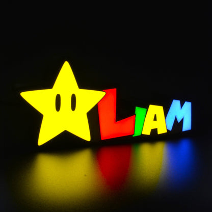 Lampe LED Personnalisée dans le style Super Mario avec le prénom Liam. Décoration lumineuse pour la maison, chambre, salle de jeux, bureau, setup gaming, chambre d'enfant. Couleurs jaune, rouge, vert, bleu. Connection Usb C. - Lampe LED Personnalisée Liam style Super Mario - Chroma Craft - Lampe LED