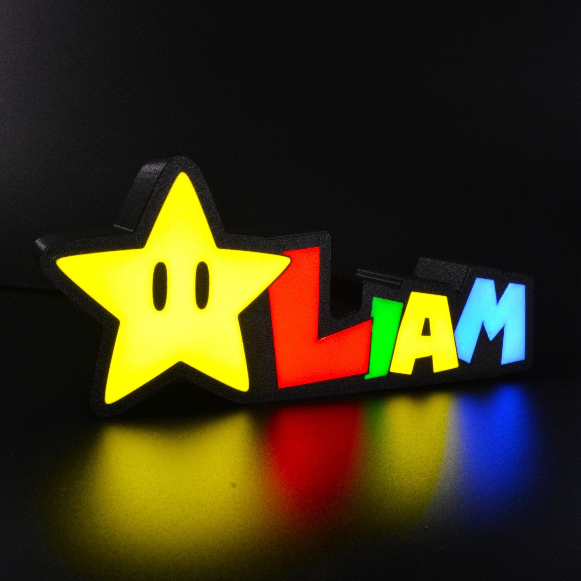 Lampe LED Personnalisée dans le style Super Mario avec le prénom Liam. Décoration lumineuse pour la maison, chambre, salle de jeux, bureau, setup gaming, chambre d'enfant. Couleurs jaune, rouge, vert, bleu. Connection Usb C. - Lampe LED Personnalisée Liam style Super Mario - Chroma Craft - Lampe LED