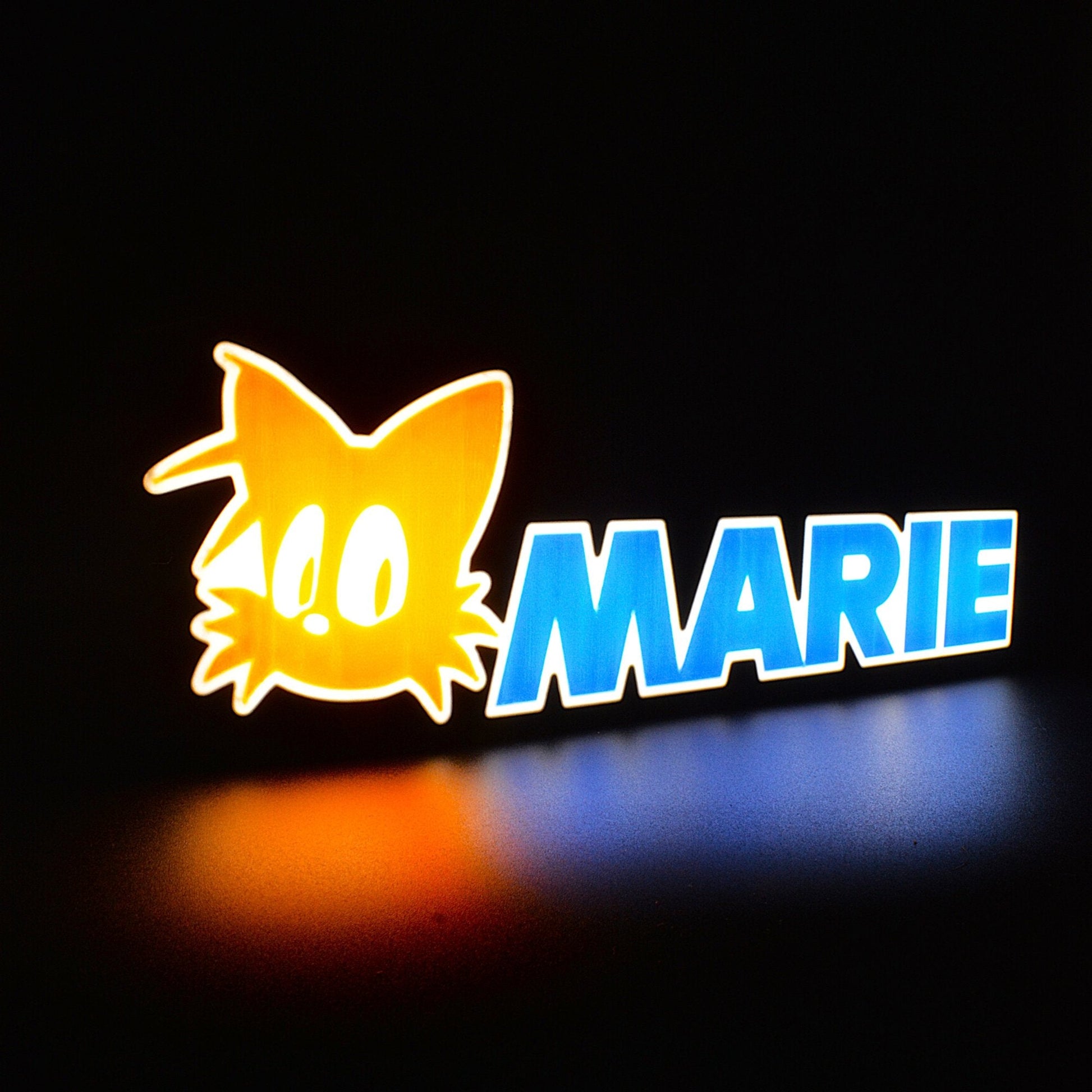 Lampe LED Personnalisée dans le style Sonic The Hedgehog avec le prénom Marie et l'icone Tails. Décoration lumineuse pour la maison, chambre, salle de jeux, bureau, setup gaming, chambre d'enfant. Couleurs orange, bleu, blanc. Connection Usb C. - Lampe LED Personnalisée Marie style Sonic - Chroma Craft - Lampe LED