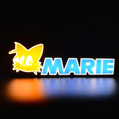 Lampe LED Personnalisée dans le style Sonic The Hedgehog avec le prénom Marie et l'icone Tails. Décoration lumineuse pour la maison, chambre, salle de jeux, bureau, setup gaming, chambre d'enfant. Couleurs orange, bleu, blanc. Connection Usb C. - Lampe LED Personnalisée Marie style Sonic - Chroma Craft - Lampe LED