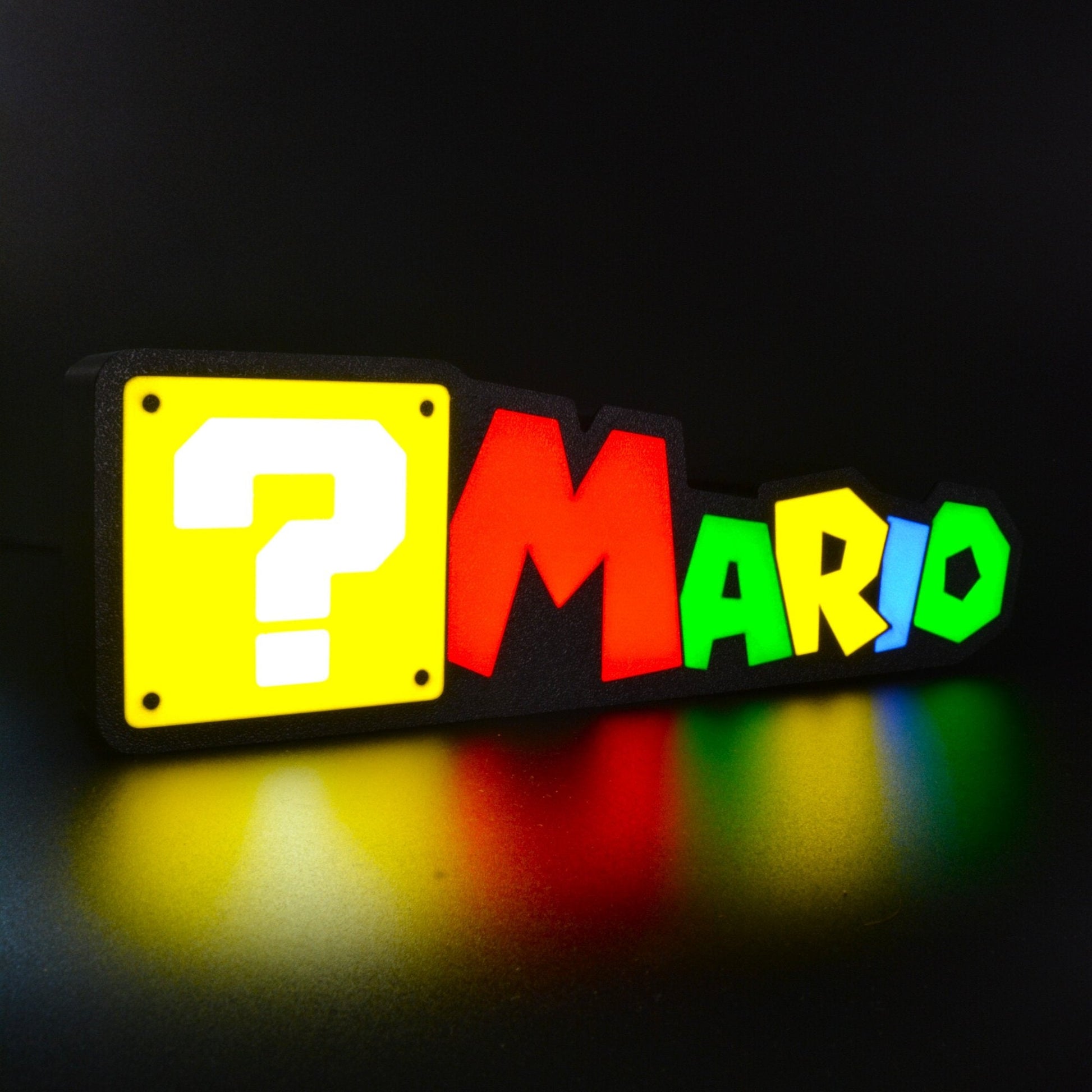 Lampe LED Personnalisée dans le style Super Mario avec le prénom Mario. Décoration lumineuse pour la maison, chambre, salle de jeux, bureau, setup gaming, chambre d'enfant. Couleurs jaune, rouge, vert, bleu. Connection Usb C. - Lampe LED Personnalisée Mario style Super Mario - Chroma Craft - Lampe LED