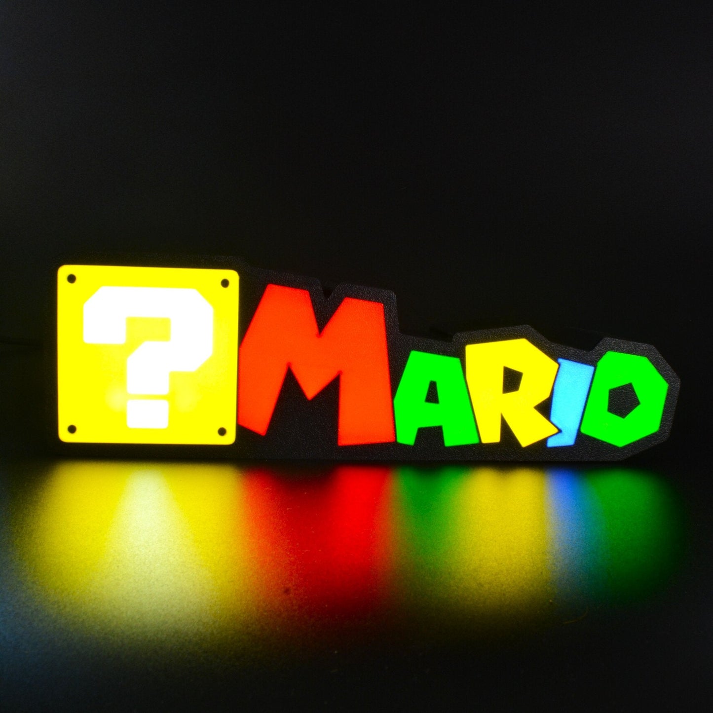 Lampe LED Personnalisée dans le style Super Mario avec le prénom Mario. Décoration lumineuse pour la maison, chambre, salle de jeux, bureau, setup gaming, chambre d'enfant. Couleurs jaune, rouge, vert, bleu. Connection Usb C. - Lampe LED Personnalisée Mario style Super Mario - Chroma Craft - Lampe LED