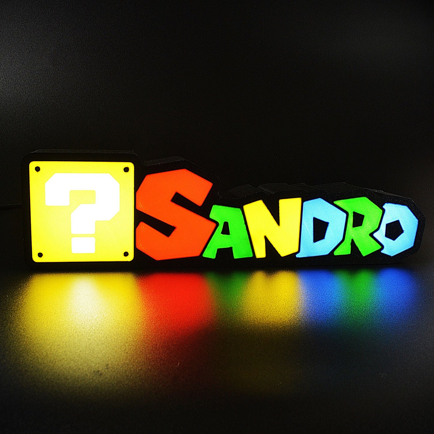 Lampe LED Personnalisée dans le style Super Mario avec le prénom Sandro. Décoration lumineuse pour la maison, chambre, salle de jeux, bureau, setup gaming, chambre d'enfant. Couleurs jaune, rouge, vert, bleu. Connection Usb C. - Lampe LED Personnalisée Sandro style Super Mario - Chroma Craft - Lampe LED