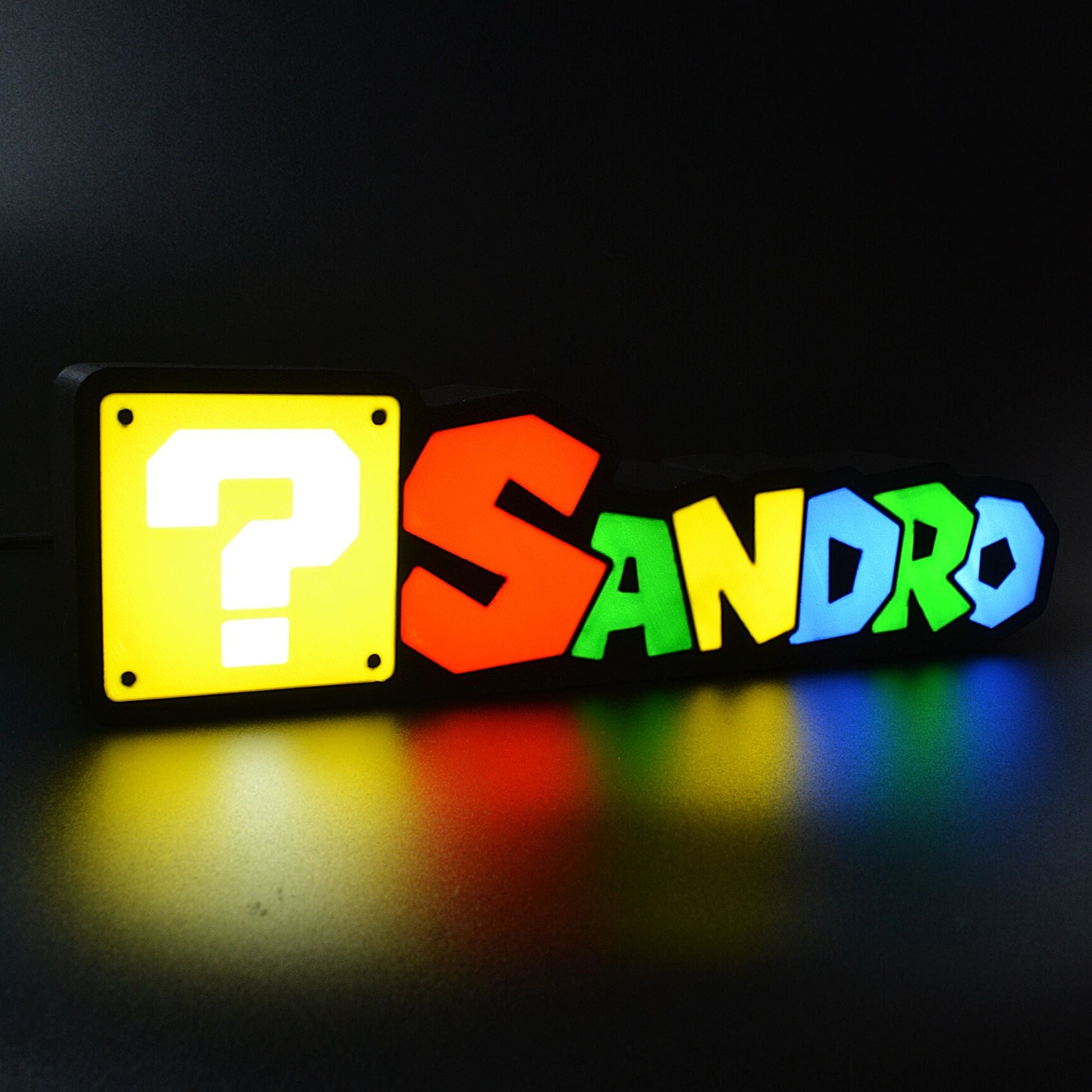 Lampe LED Personnalisée dans le style Super Mario avec le prénom Sandro. Décoration lumineuse pour la maison, chambre, salle de jeux, bureau, setup gaming, chambre d'enfant. Couleurs jaune, rouge, vert, bleu. Connection Usb C. - Lampe LED Personnalisée Sandro style Super Mario - Chroma Craft - Lampe LED