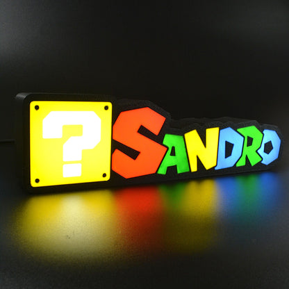 Lampe LED Personnalisée dans le style Super Mario avec le prénom Sandro. Décoration lumineuse pour la maison, chambre, salle de jeux, bureau, setup gaming, chambre d'enfant. Couleurs jaune, rouge, vert, bleu. Connection Usb C. - Lampe LED Personnalisée Sandro style Super Mario - Chroma Craft - Lampe LED