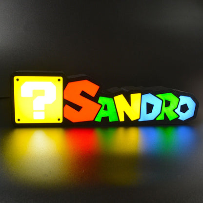 Lampe LED Personnalisée dans le style Super Mario avec le prénom Sandro. Décoration lumineuse pour la maison, chambre, salle de jeux, bureau, setup gaming, chambre d'enfant. Couleurs jaune, rouge, vert, bleu. Connection Usb C. - Lampe LED Personnalisée Sandro style Super Mario - Chroma Craft - Lampe LED