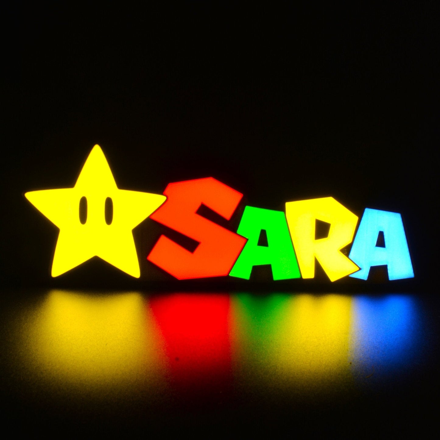 Lampe LED Personnalisée dans le style Super Mario avec le prénom Sara. Décoration lumineuse pour la maison, chambre, salle de jeux, bureau, setup gaming, chambre d'enfant. Couleurs jaune, rouge, vert, bleu. Connection Usb C. - Lampe LED Personnalisée Sara style Super Mario - Chroma Craft - Lampe LED