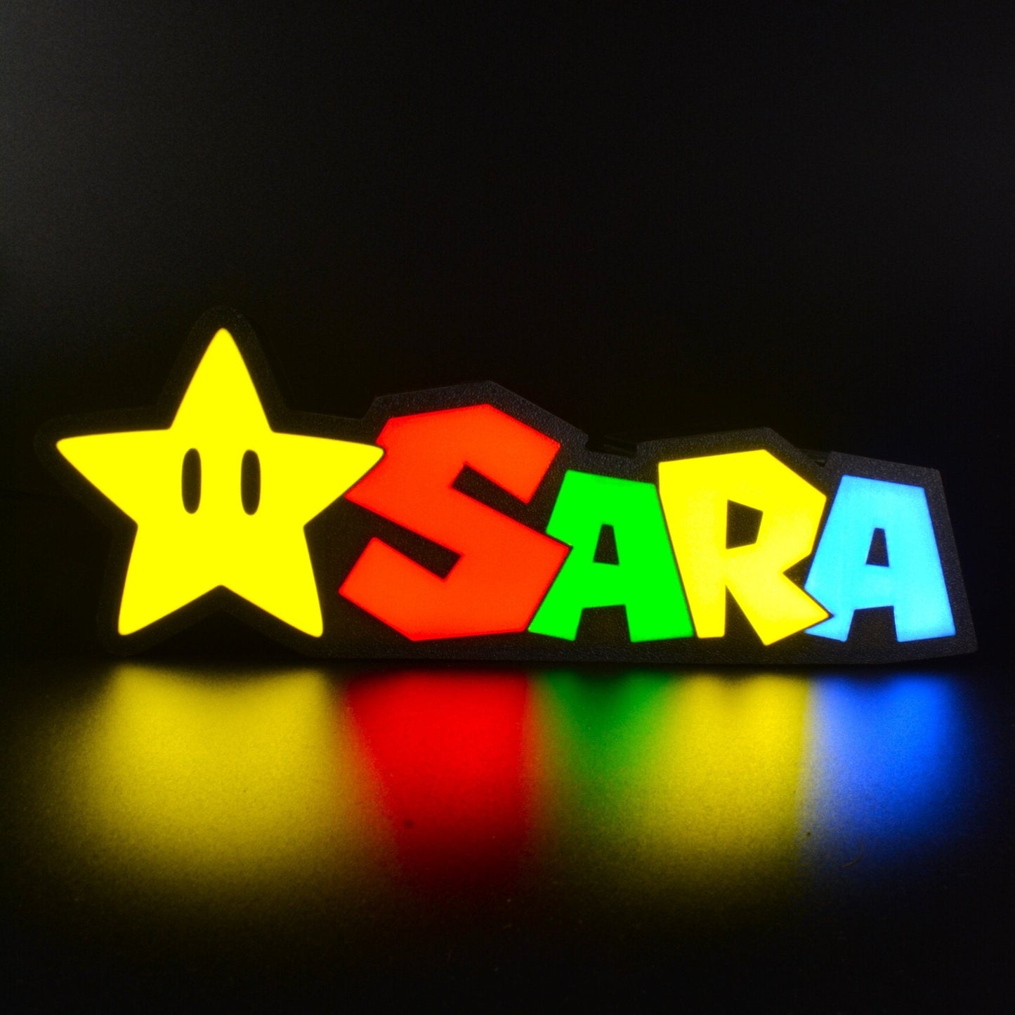 Lampe LED Personnalisée dans le style Super Mario avec le prénom Sara. Décoration lumineuse pour la maison, chambre, salle de jeux, bureau, setup gaming, chambre d'enfant. Couleurs jaune, rouge, vert, bleu. Connection Usb C. - Lampe LED Personnalisée Sara style Super Mario - Chroma Craft - Lampe LED