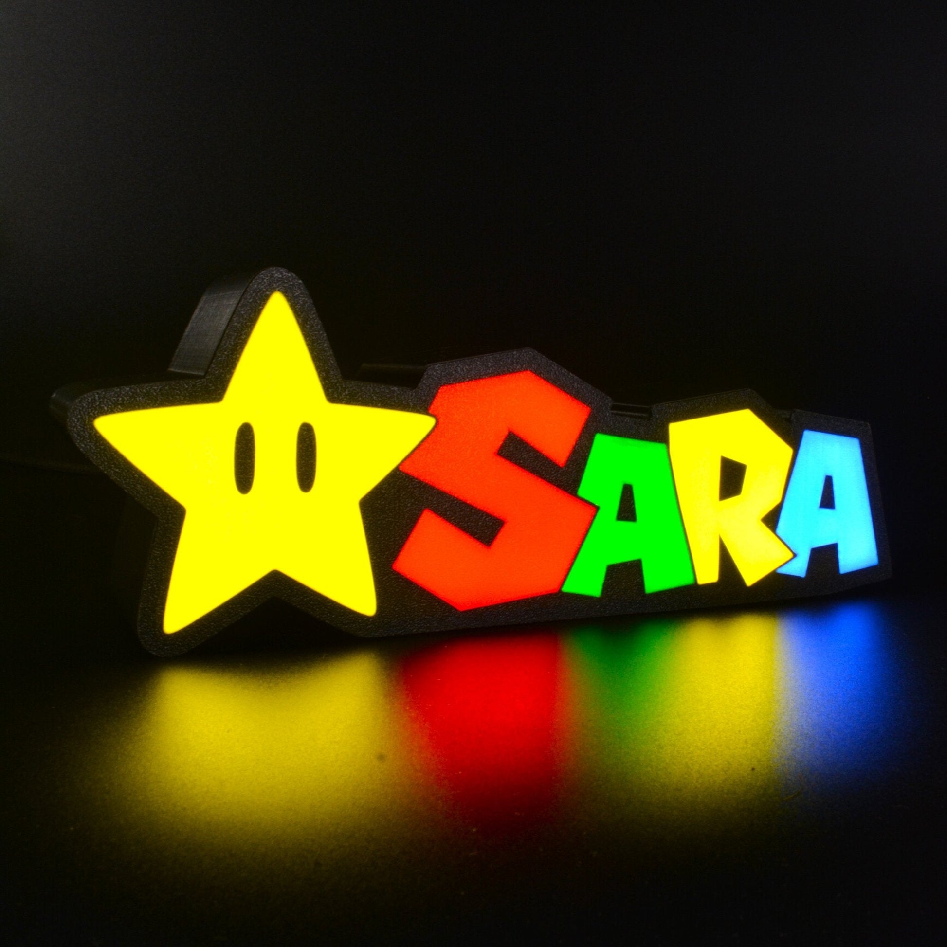 Lampe LED Personnalisée dans le style Super Mario avec le prénom Sara. Décoration lumineuse pour la maison, chambre, salle de jeux, bureau, setup gaming, chambre d'enfant. Couleurs jaune, rouge, vert, bleu. Connection Usb C. - Lampe LED Personnalisée Sara style Super Mario - Chroma Craft - Lampe LED