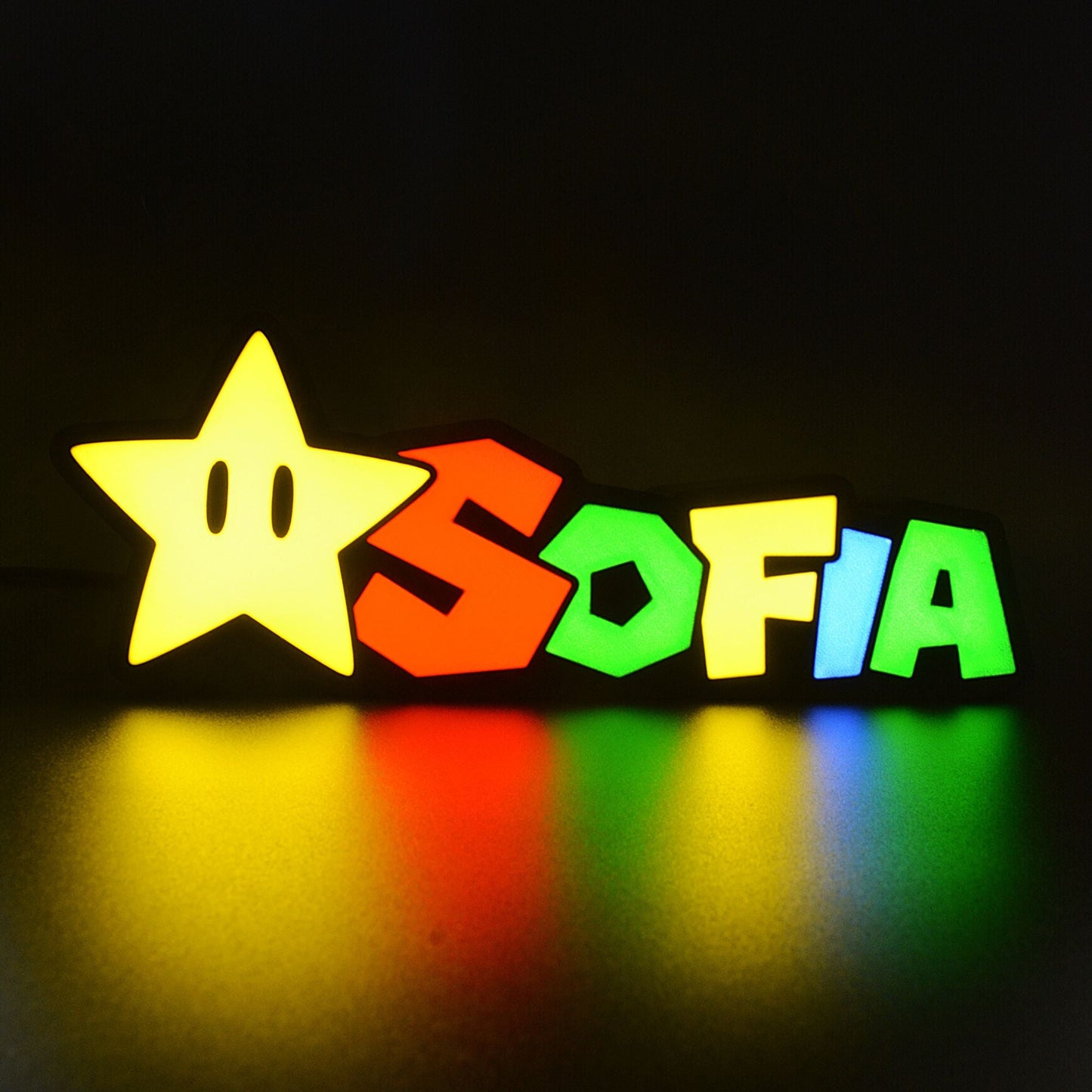 Lampe LED Personnalisée dans le style Super Mario avec le prénom Sofia. Décoration lumineuse pour la maison, chambre, salle de jeux, bureau, setup gaming, chambre d'enfant. Couleurs jaune, rouge, vert, bleu. Connection Usb C. - Lampe LED Personnalisée Sofia style Super Mario - Chroma Craft - Lampe LED