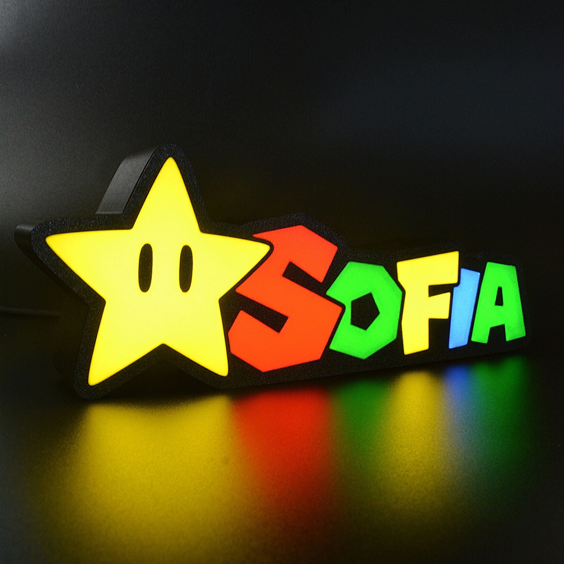 Lampe LED Personnalisée dans le style Super Mario avec le prénom Sofia. Décoration lumineuse pour la maison, chambre, salle de jeux, bureau, setup gaming, chambre d'enfant. Couleurs jaune, rouge, vert, bleu. Connection Usb C. - Lampe LED Personnalisée Sofia style Super Mario - Chroma Craft - Lampe LED