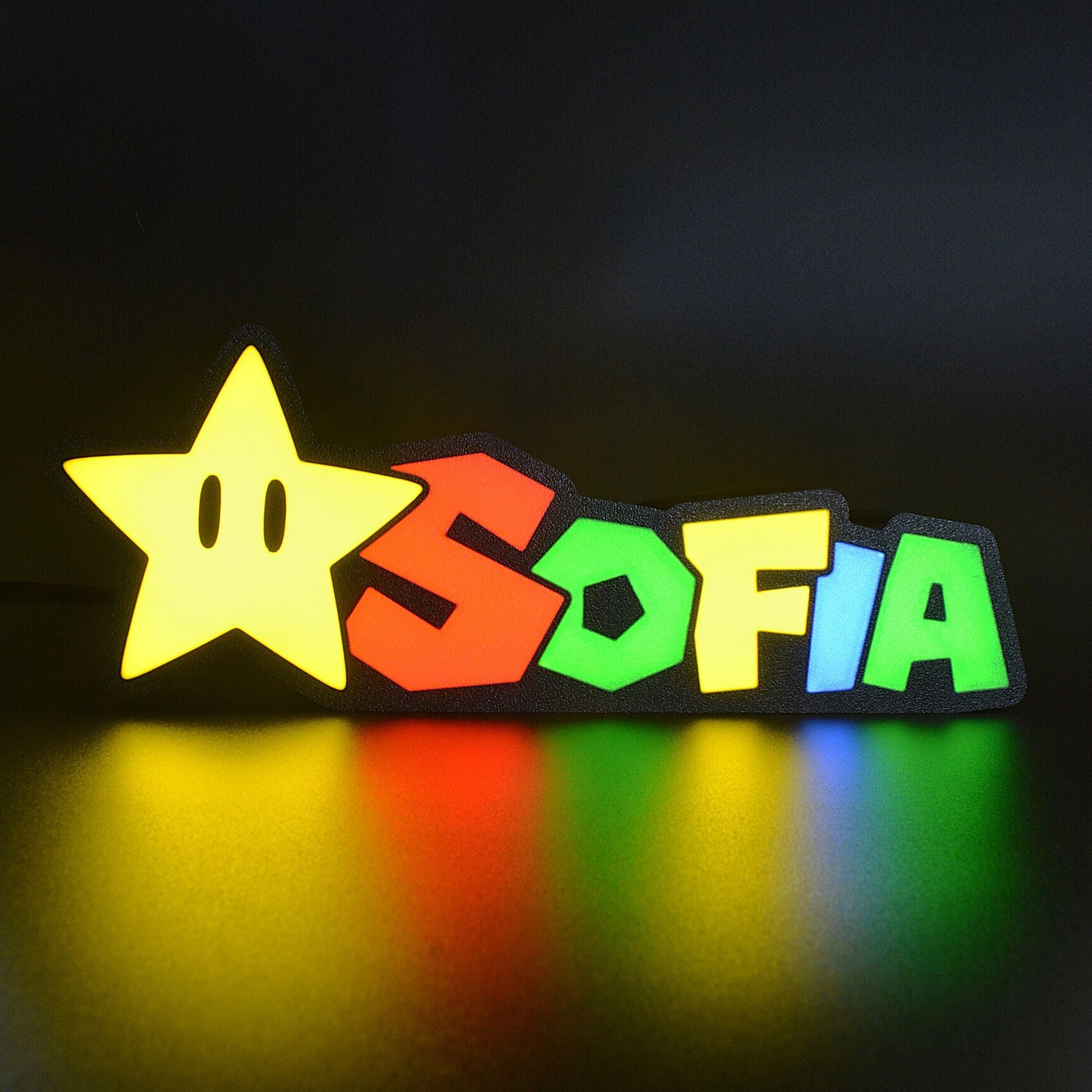 Lampe LED Personnalisée dans le style Super Mario avec le prénom Sofia. Décoration lumineuse pour la maison, chambre, salle de jeux, bureau, setup gaming, chambre d'enfant. Couleurs jaune, rouge, vert, bleu. Connection Usb C. - Lampe LED Personnalisée Sofia style Super Mario - Chroma Craft - Lampe LED