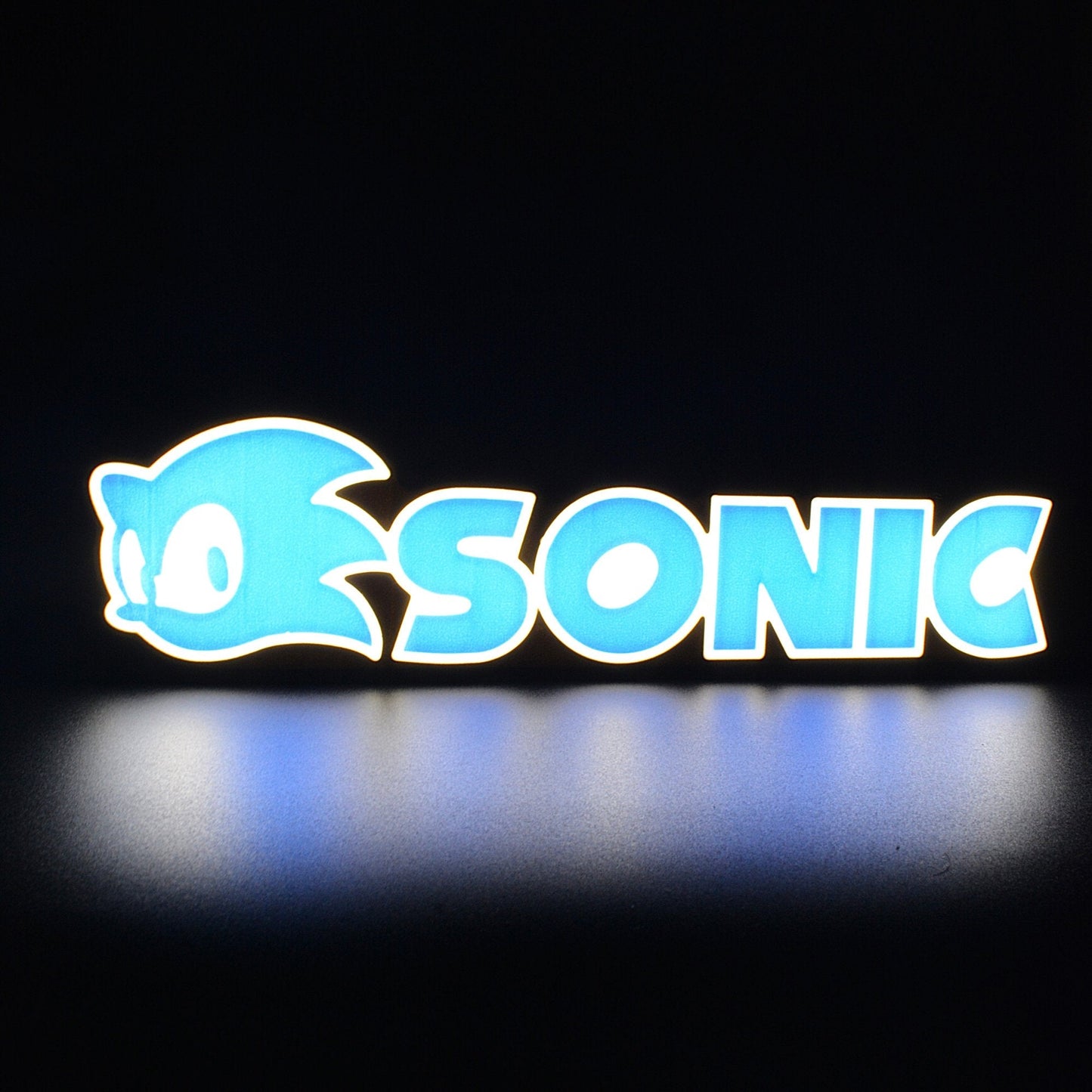 Lampe LED Personnalisée dans le style Sonic The Hedgehog avec le nom Sonic. Décoration lumineuse pour la maison, chambre, salle de jeux, bureau, setup gaming, chambre d'enfant. Couleurs bleu, blanc. Connection Usb C. - Lampe LED Personnalisée Sonic style Sonic - Chroma Craft - Lampe LED