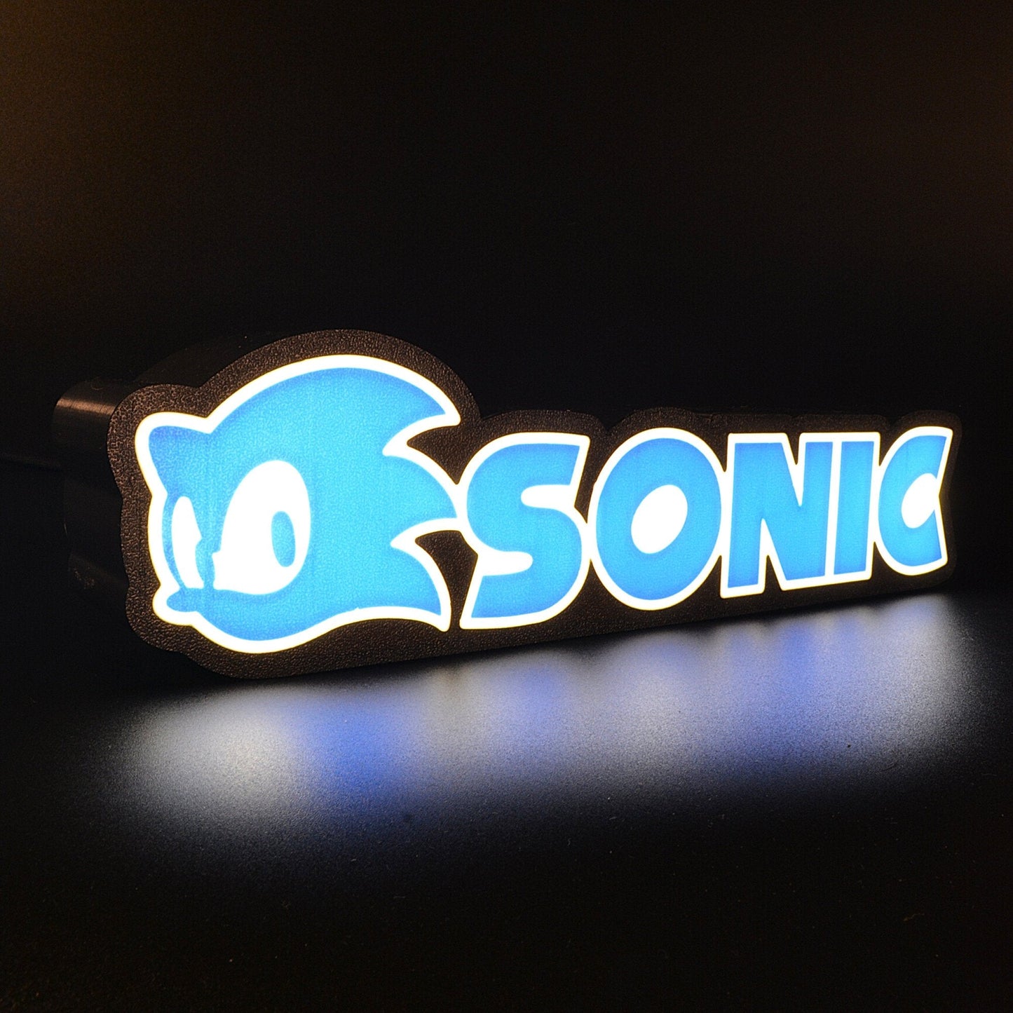 Lampe LED Personnalisée dans le style Sonic The Hedgehog avec le nom Sonic. Décoration lumineuse pour la maison, chambre, salle de jeux, bureau, setup gaming, chambre d'enfant. Couleurs bleu, blanc. Connection Usb C. - Lampe LED Personnalisée Sonic style Sonic - Chroma Craft - Lampe LED