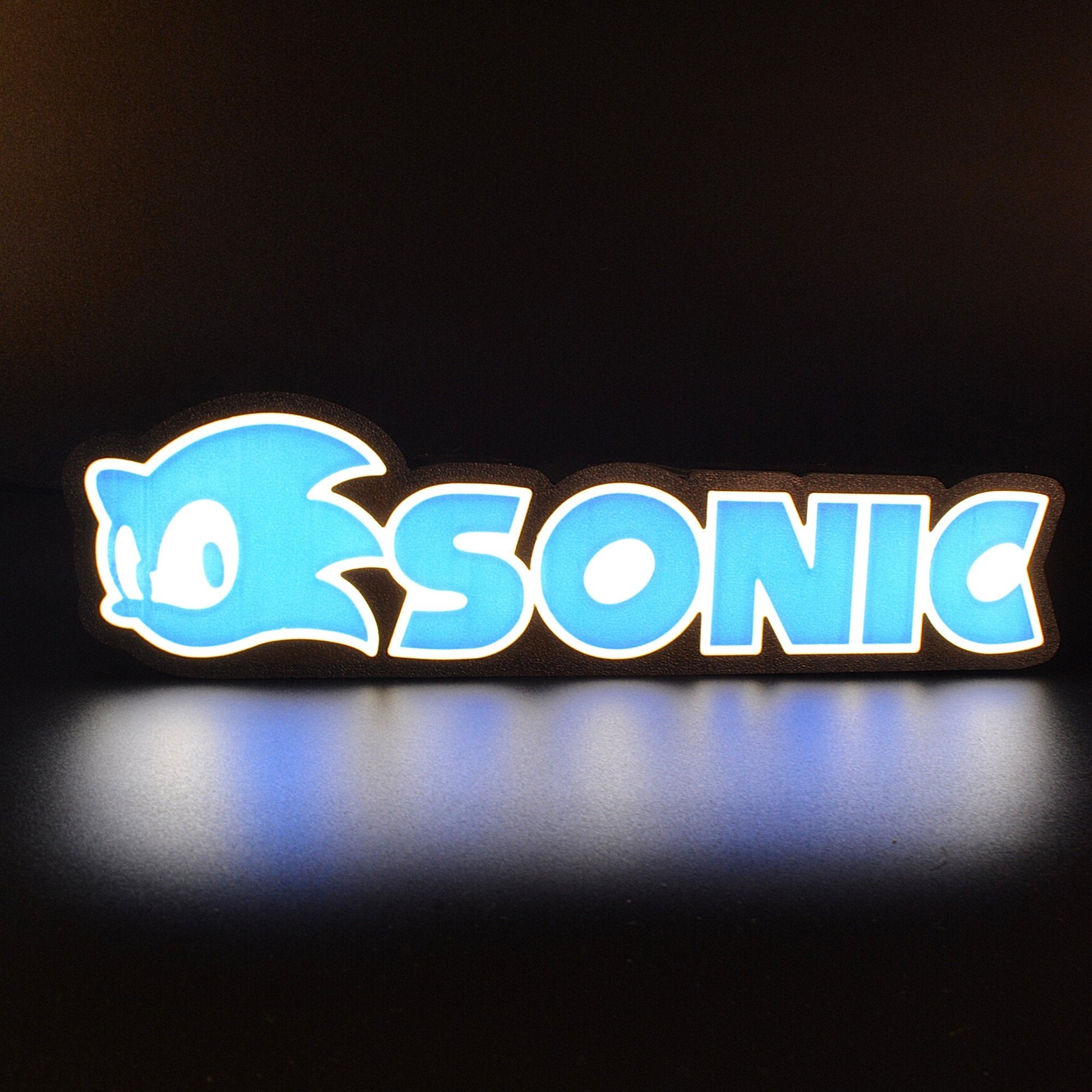 Lampe LED Personnalisée dans le style Sonic The Hedgehog avec le nom Sonic. Décoration lumineuse pour la maison, chambre, salle de jeux, bureau, setup gaming, chambre d'enfant. Couleurs bleu, blanc. Connection Usb C. - Lampe LED Personnalisée Sonic style Sonic - Chroma Craft - Lampe LED