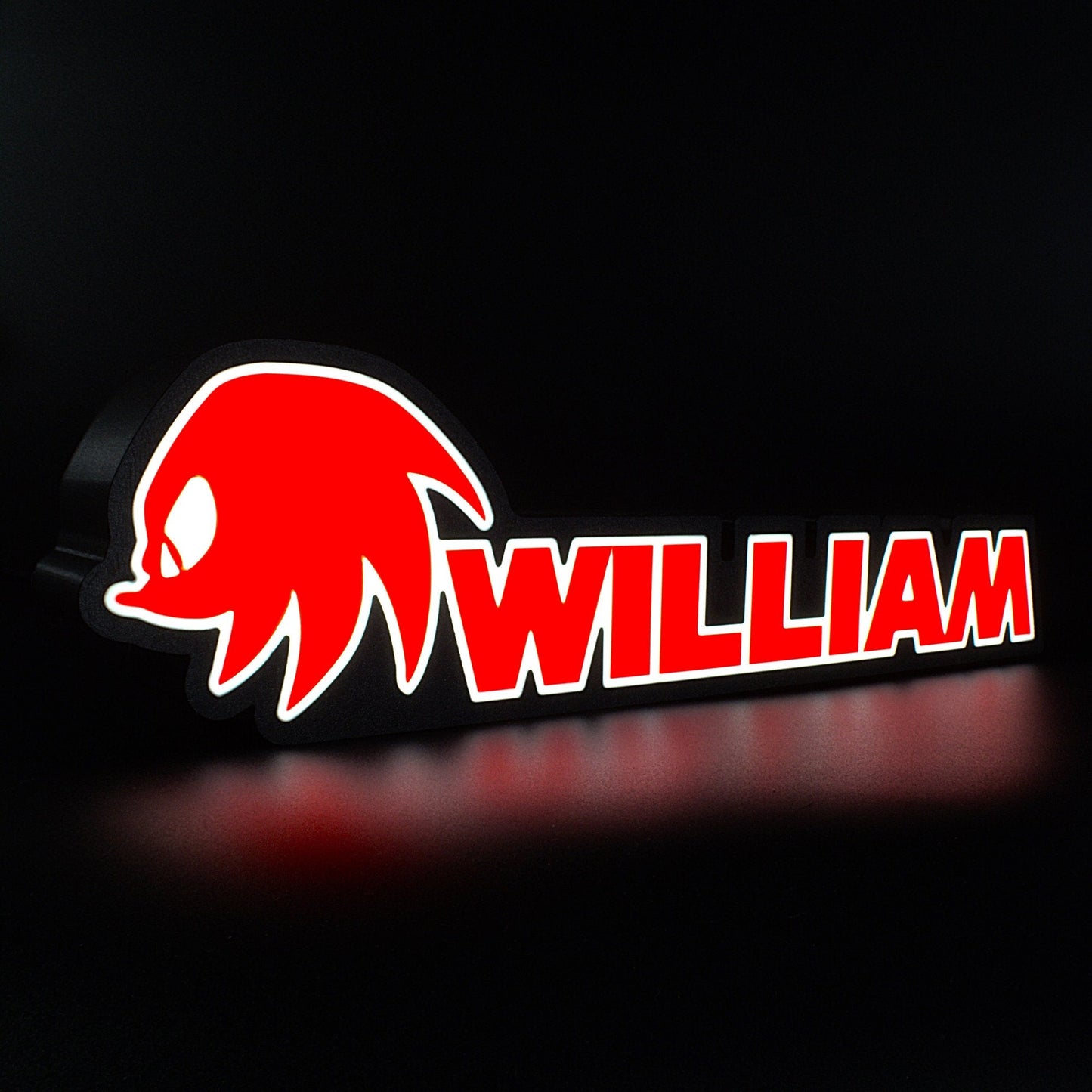 Lampe LED Personnalisée dans le style Sonic The Hedgehog avec le prénom William et l'icone Knuckles. Décoration lumineuse pour la maison, chambre, salle de jeux, bureau, setup gaming, chambre d'enfant. Couleurs rouge, blanc. Connection Usb C. - Lampe LED Personnalisée William style Sonic - Chroma Craft - Lampe LED