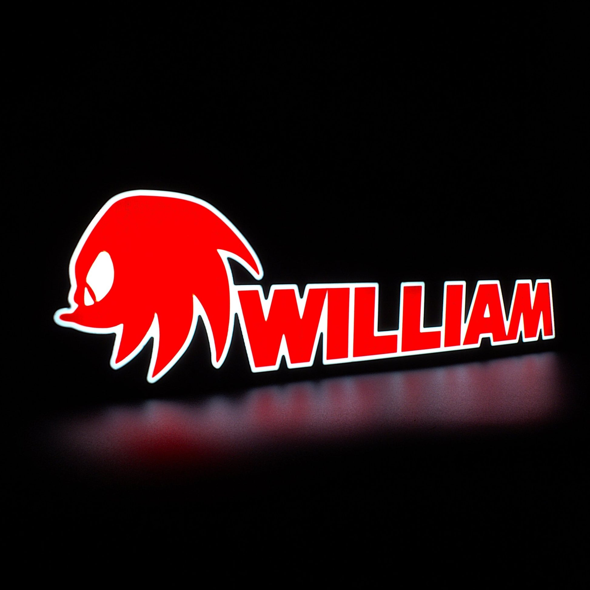 Lampe LED Personnalisée dans le style Sonic The Hedgehog avec le prénom William et l'icone Knuckles. Décoration lumineuse pour la maison, chambre, salle de jeux, bureau, setup gaming, chambre d'enfant. Couleurs rouge, blanc. Connection Usb C. - Lampe LED Personnalisée William style Sonic - Chroma Craft - Lampe LED