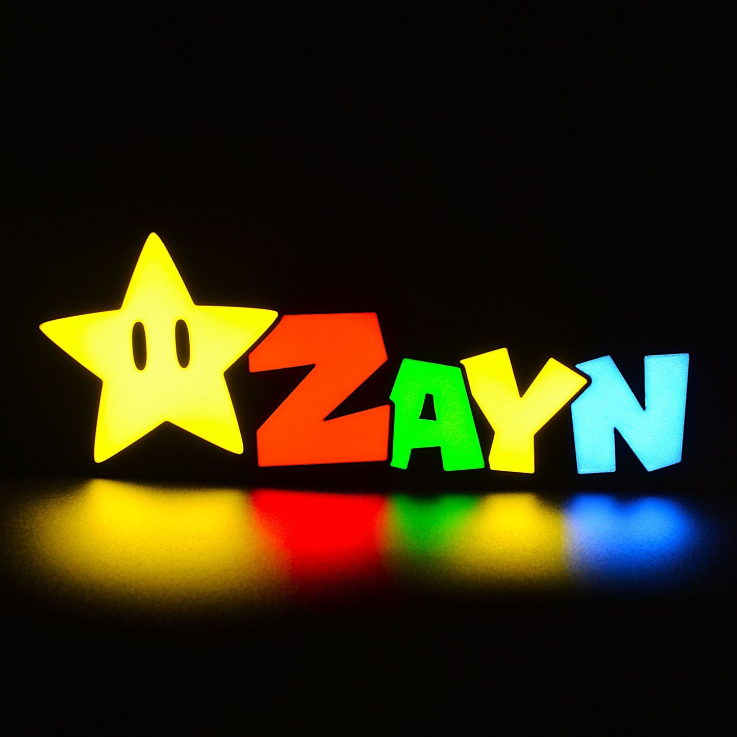 Lampe LED Personnalisée dans le style Super Mario avec le prénom Zayn. Décoration lumineuse pour la maison, chambre, salle de jeux, bureau, setup gaming, chambre d'enfant. Couleurs jaune, rouge, vert, bleu. Connection Usb C. - Lampe LED Personnalisée Zayn style Super Mario - Chroma Craft - Lampe LED