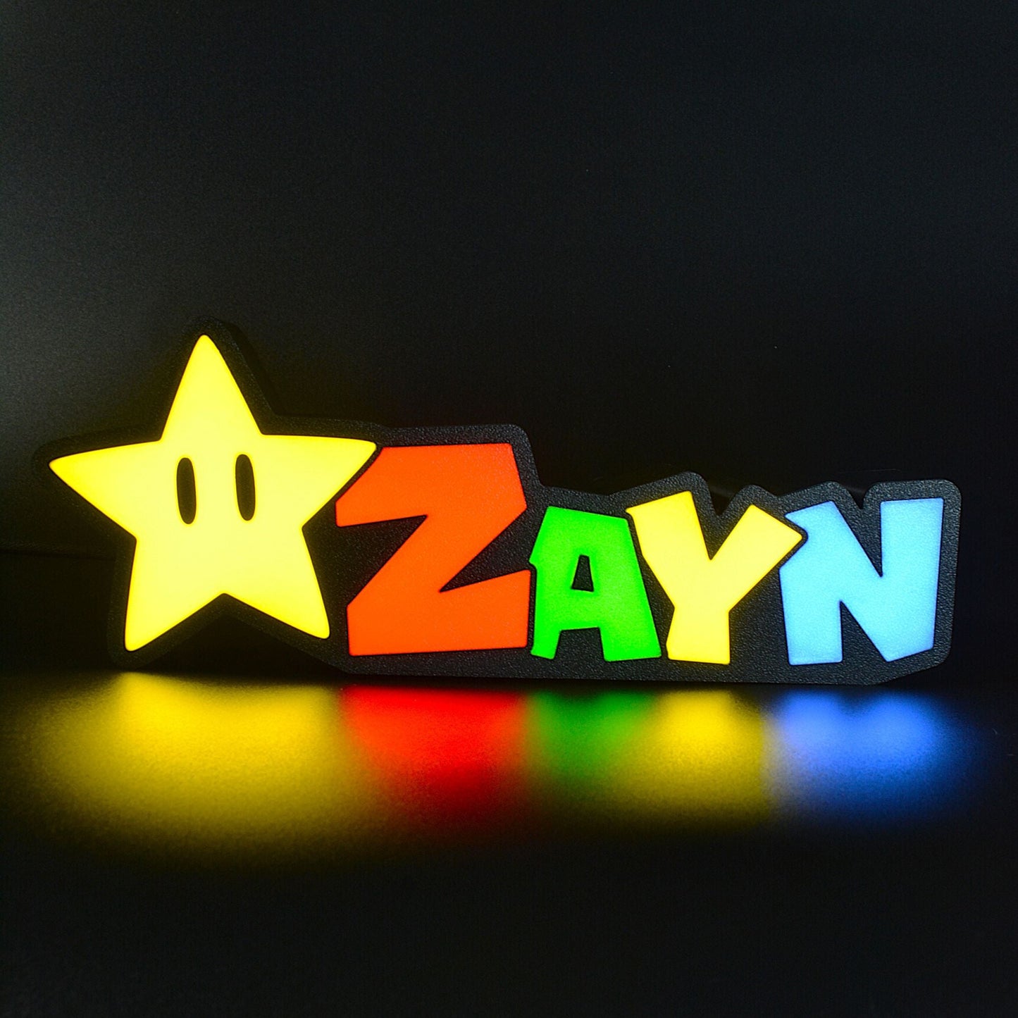 Lampe LED Personnalisée dans le style Super Mario avec le prénom Zayn. Décoration lumineuse pour la maison, chambre, salle de jeux, bureau, setup gaming, chambre d'enfant. Couleurs jaune, rouge, vert, bleu. Connection Usb C. - Lampe LED Personnalisée Zayn style Super Mario - Chroma Craft - Lampe LED