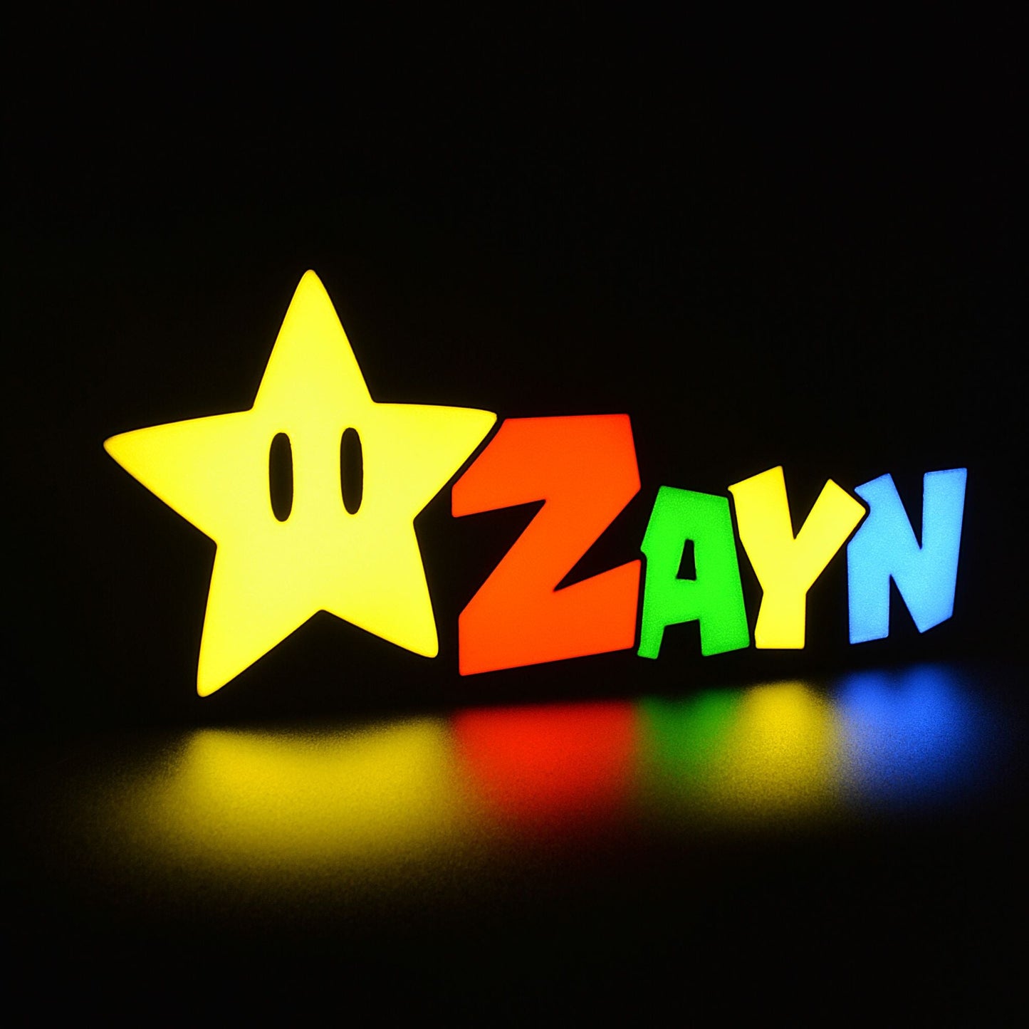 Lampe LED Personnalisée dans le style Super Mario avec le prénom Zayn. Décoration lumineuse pour la maison, chambre, salle de jeux, bureau, setup gaming, chambre d'enfant. Couleurs jaune, rouge, vert, bleu. Connection Usb C. - Lampe LED Personnalisée Zayn style Super Mario - Chroma Craft - Lampe LED