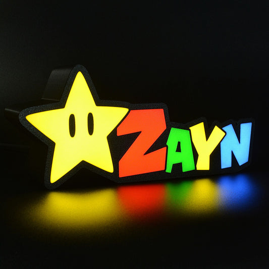 Lampe LED Personnalisée dans le style Super Mario avec le prénom Zayn. Décoration lumineuse pour la maison, chambre, salle de jeux, bureau, setup gaming, chambre d'enfant. Couleurs jaune, rouge, vert, bleu. Connection Usb C. - Lampe LED Personnalisée Zayn style Super Mario - Chroma Craft - Lampe LED