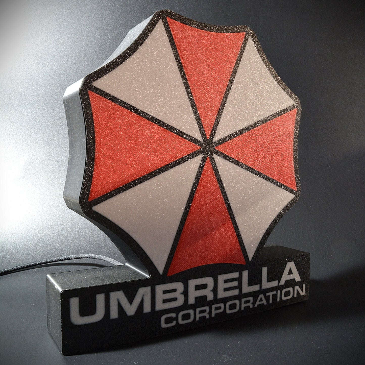 Lampe LED Resident Evil Logo Umbrella Corporation (Shinji Mikami). Décoration lumineuse pour la maison, chambre, salle de jeux, bureau, setup gaming, chambre d'enfant. Couleurs rouge, blanc. Connection Usb C. - Lampe LED Resident Evil - Umbrella Corporation - Chroma Craft - Lampe LED