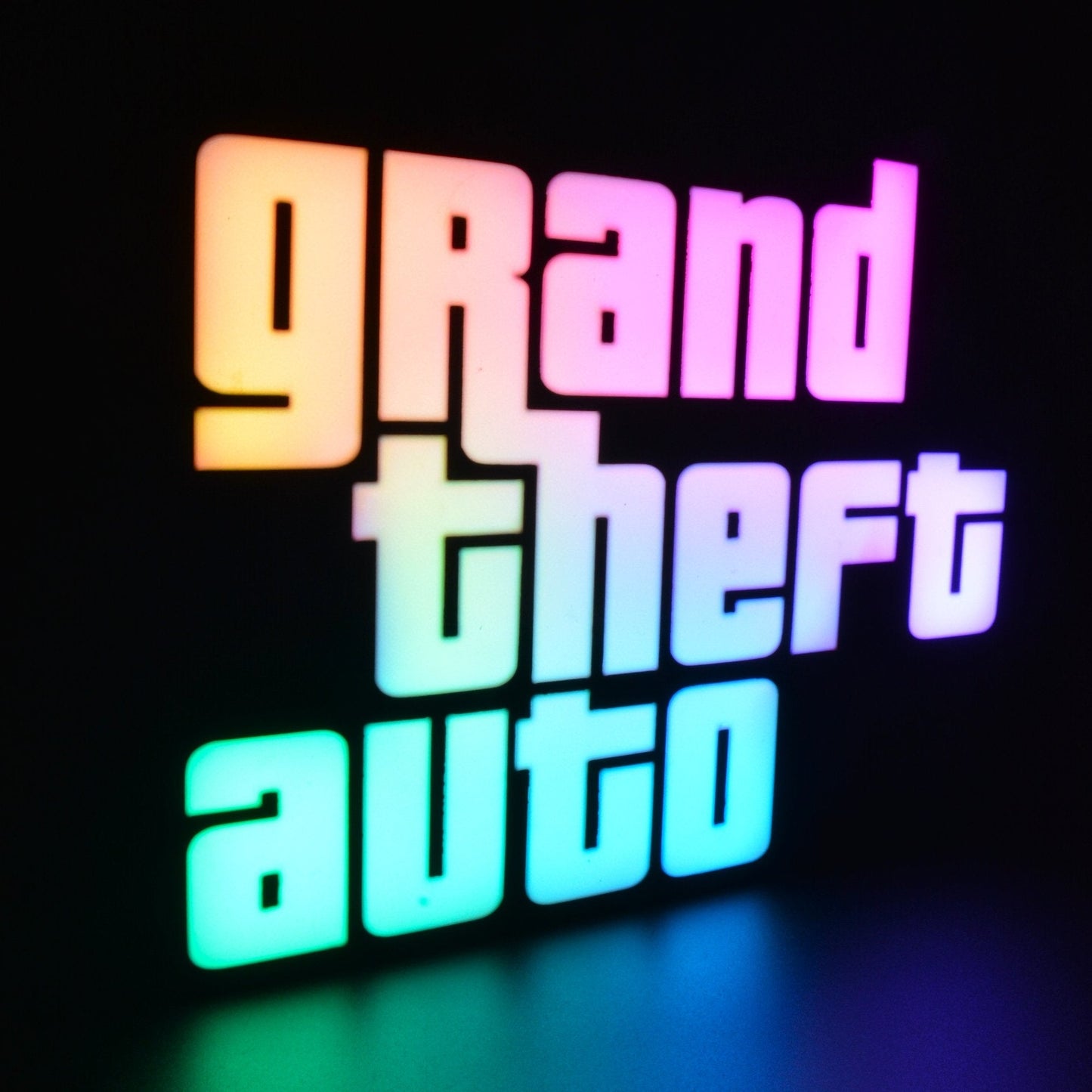 Lampe LED RGB Logo Grand Theft Auto (Rockstar). Décoration lumineuse pour la maison, chambre, salle de jeux, bureau, setup gaming, chambre d'enfant. Connection Usb C. - Lampe LED RGB GTA (Grand Theft Auto) - Chroma Craft - Lampe LED