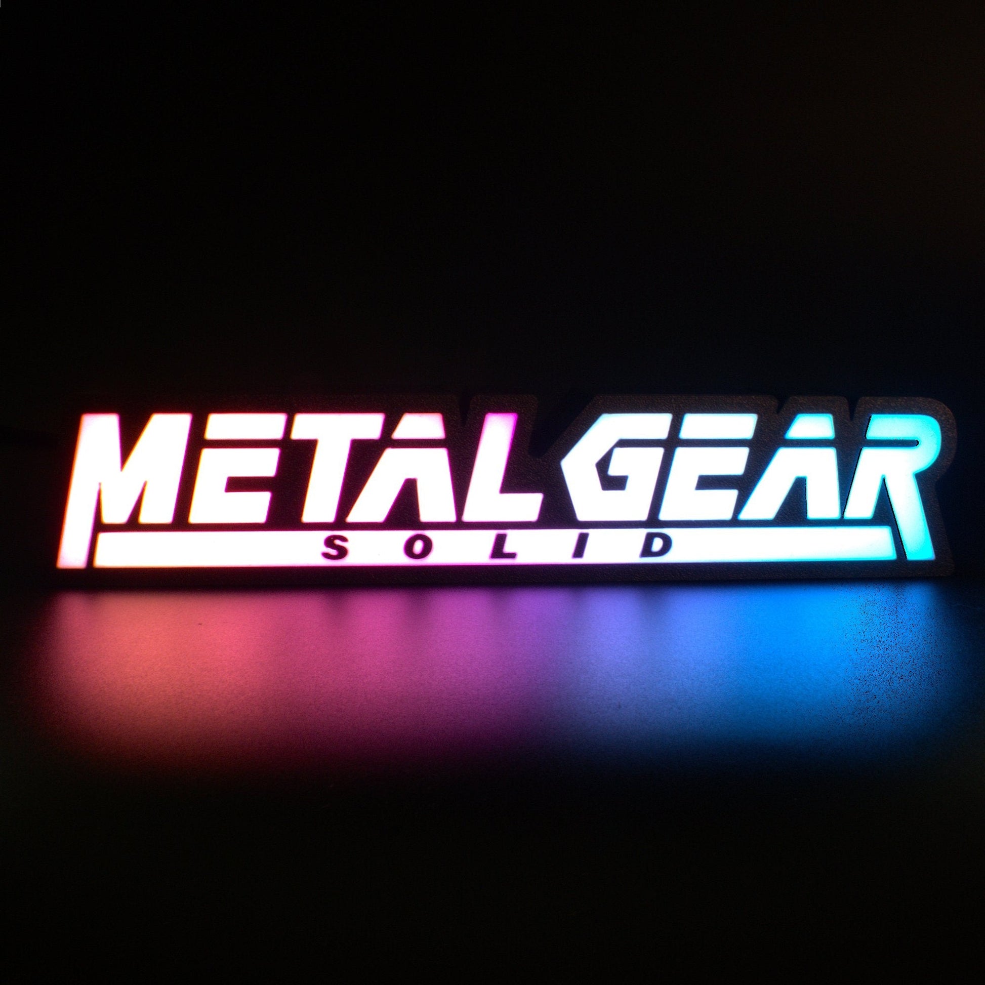 Lampe LED RGB Logo Metal Gear Solid (Hideo Kojima). Décoration lumineuse pour la maison, chambre, salle de jeux, bureau, setup gaming, chambre d'enfant. Connection Usb C. - Lampe LED RGB Metal Gear Solid - Chroma Craft - Lampe LED