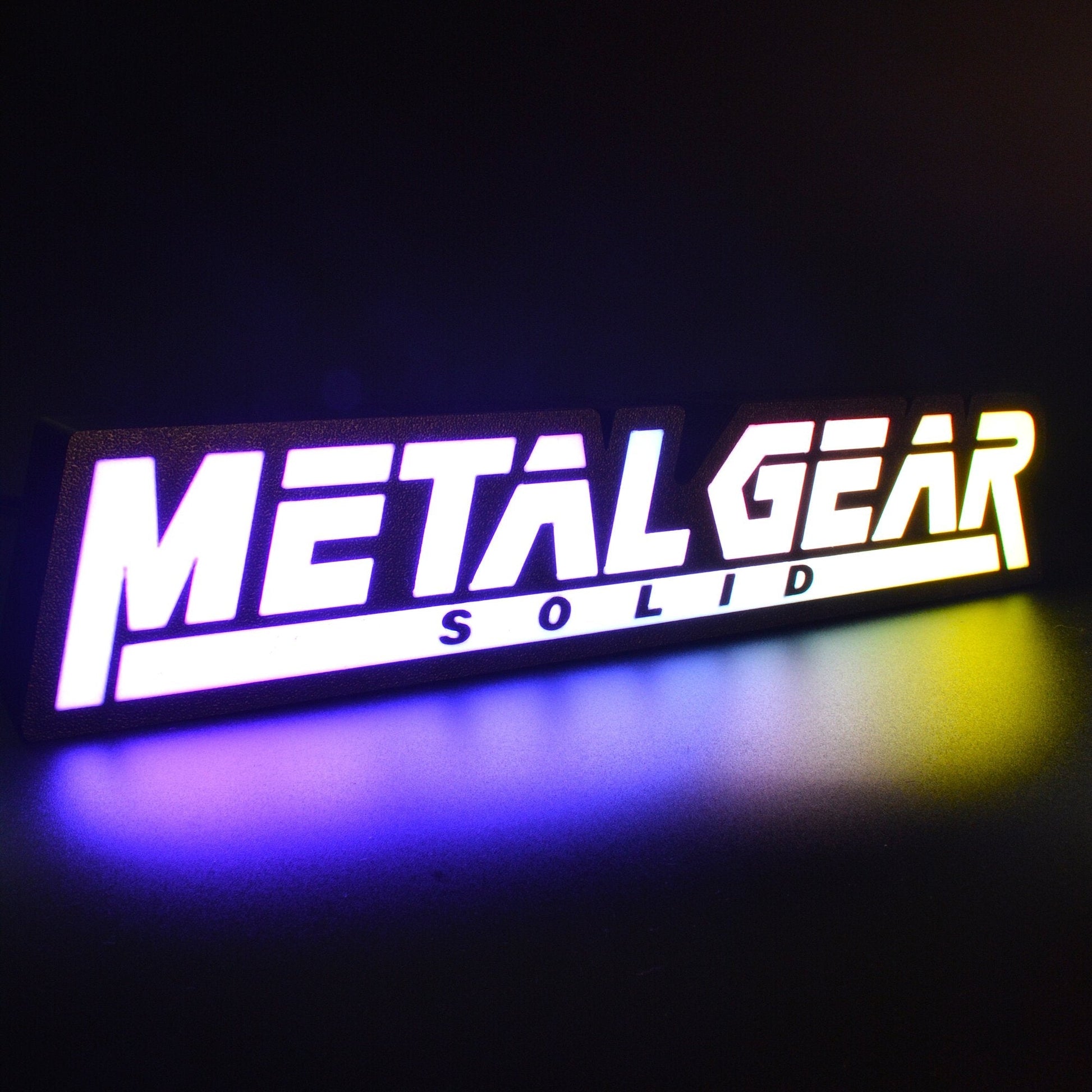 Lampe LED RGB Logo Metal Gear Solid (Hideo Kojima). Décoration lumineuse pour la maison, chambre, salle de jeux, bureau, setup gaming, chambre d'enfant. Connection Usb C. - Lampe LED RGB Metal Gear Solid - Chroma Craft - Lampe LED