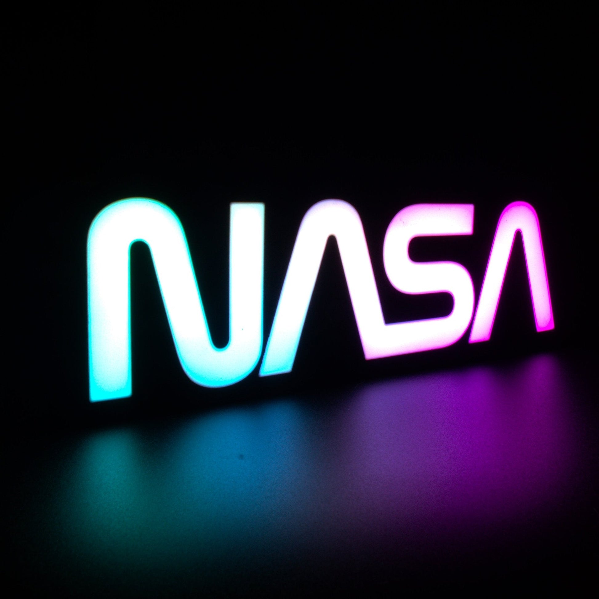 Lampe LED RGB Logo Nasa. Décoration lumineuse pour la maison, chambre, salle de jeux, bureau, setup gaming, chambre d'enfant. Connection Usb C. - Lampe LED RGB NASA - Chroma Craft - Lampe LED