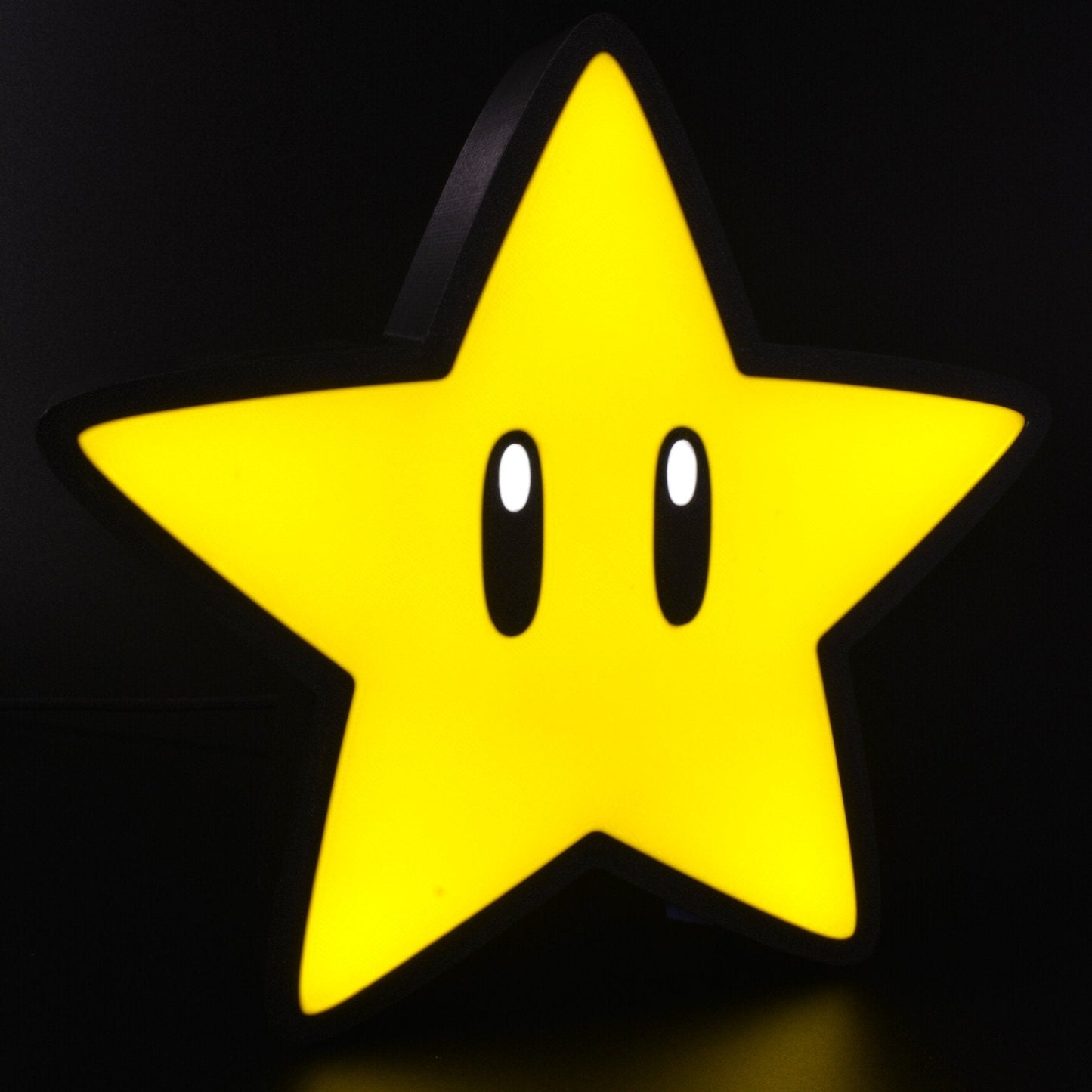 Lampe LED Super Mario Super Etoile (Shigeru Miyamoto, Nintendo). Décoration lumineuse pour la maison, chambre, salle de jeux, bureau, setup gaming, chambre d'enfant. Couleurs jaune, blanc. Connection Usb C. - Lampe LED Super Mario - Super Étoile - Chroma Craft - Lampe LED