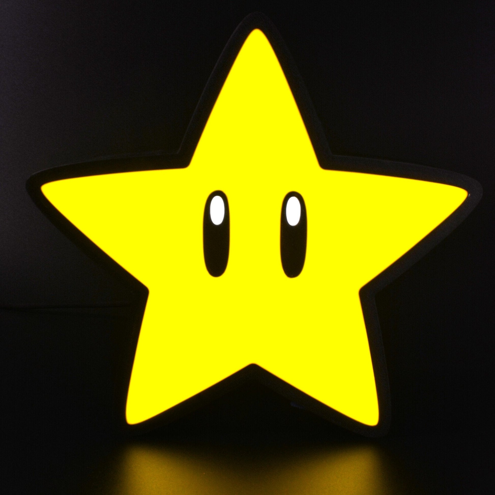 Lampe LED Super Mario Super Etoile (Shigeru Miyamoto, Nintendo). Décoration lumineuse pour la maison, chambre, salle de jeux, bureau, setup gaming, chambre d'enfant. Couleurs jaune, blanc. Connection Usb C. - Lampe LED Super Mario - Super Étoile - Chroma Craft - Lampe LED